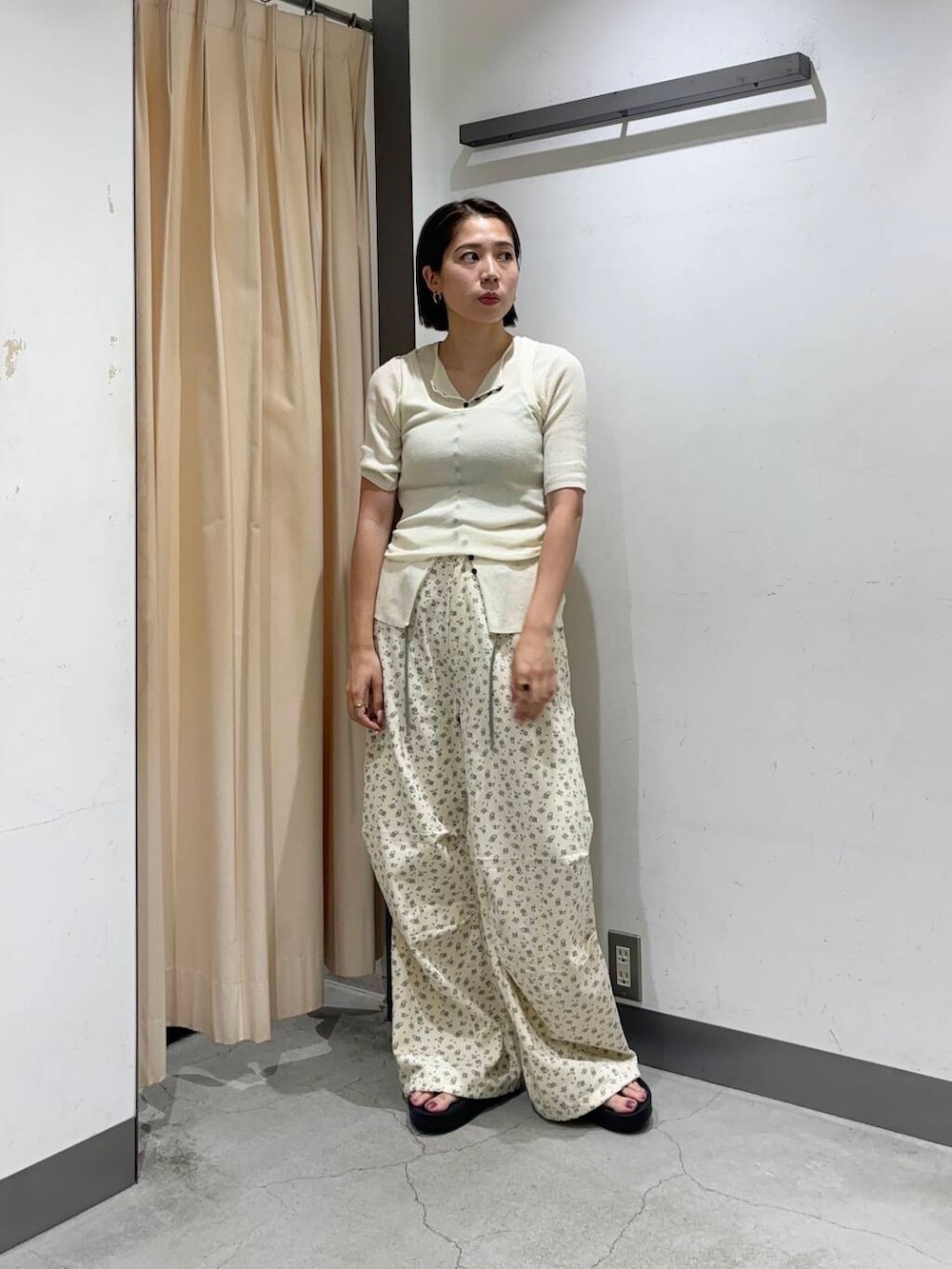 「シンプル、パンツ、パンツスタイル、休日コーデ、パンツコーデ、骨格ナチュラル、イエベ秋、kbfで選ぶ夏」｜「KBFのフラワープリントドロストパンツ（その他パンツ、ホワイト系）」を使った、chihiroさん（レディース・158cm）の夏コーディネートの2枚目の写真