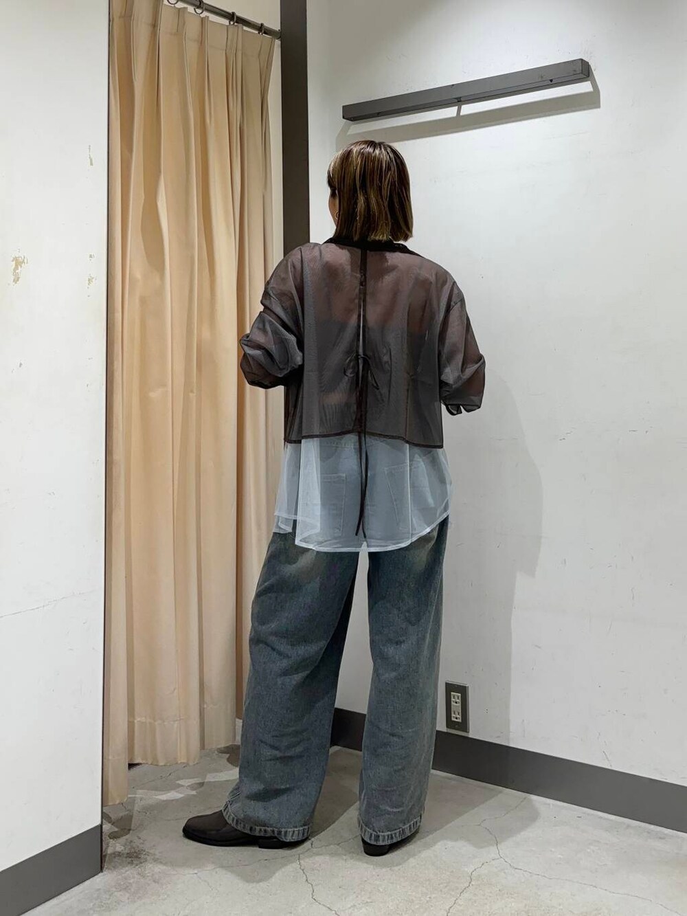 ブルー系のデニムパンツ、グレー系のその他シューズ、ブラウン系のシャツ/ブラウスを着用したレディースの夏コーディネートの3枚目の写真