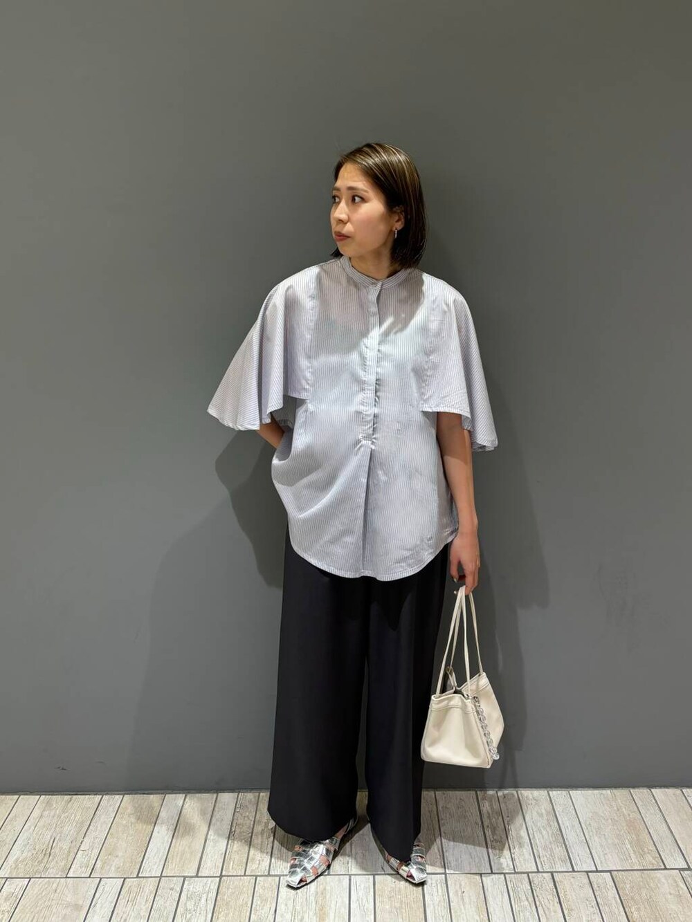「シンプル、シンプルコーデ、おでかけ、パンツ、春コーデ、休日コーデ、パンツコーデ、ブラウスコーデ、綺麗めスタイル、骨格ナチュラル、綺麗め大人スタイル」｜「KBFのクリアボールチャーム（キーホルダー、その他）」を使った、chihiroさん（レディース・158cm）の春コーディネートの2枚目の写真