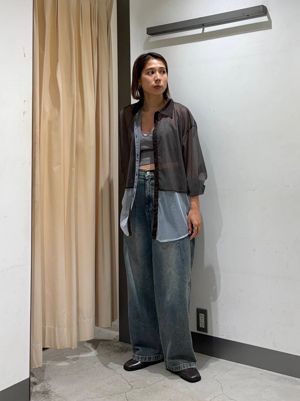 ブルー系のデニムパンツ、グレー系のその他シューズ、ブラウン系のシャツ/ブラウスを着用したレディースの夏コーディネートの2枚目の写真