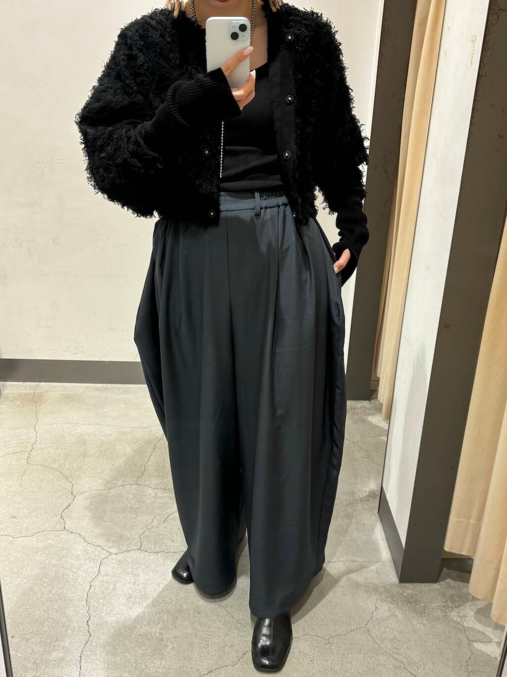 ブラック系のカーディガン/ボレロ、グレー系のその他パンツを着用したレディースの冬コーディネートの3枚目の写真