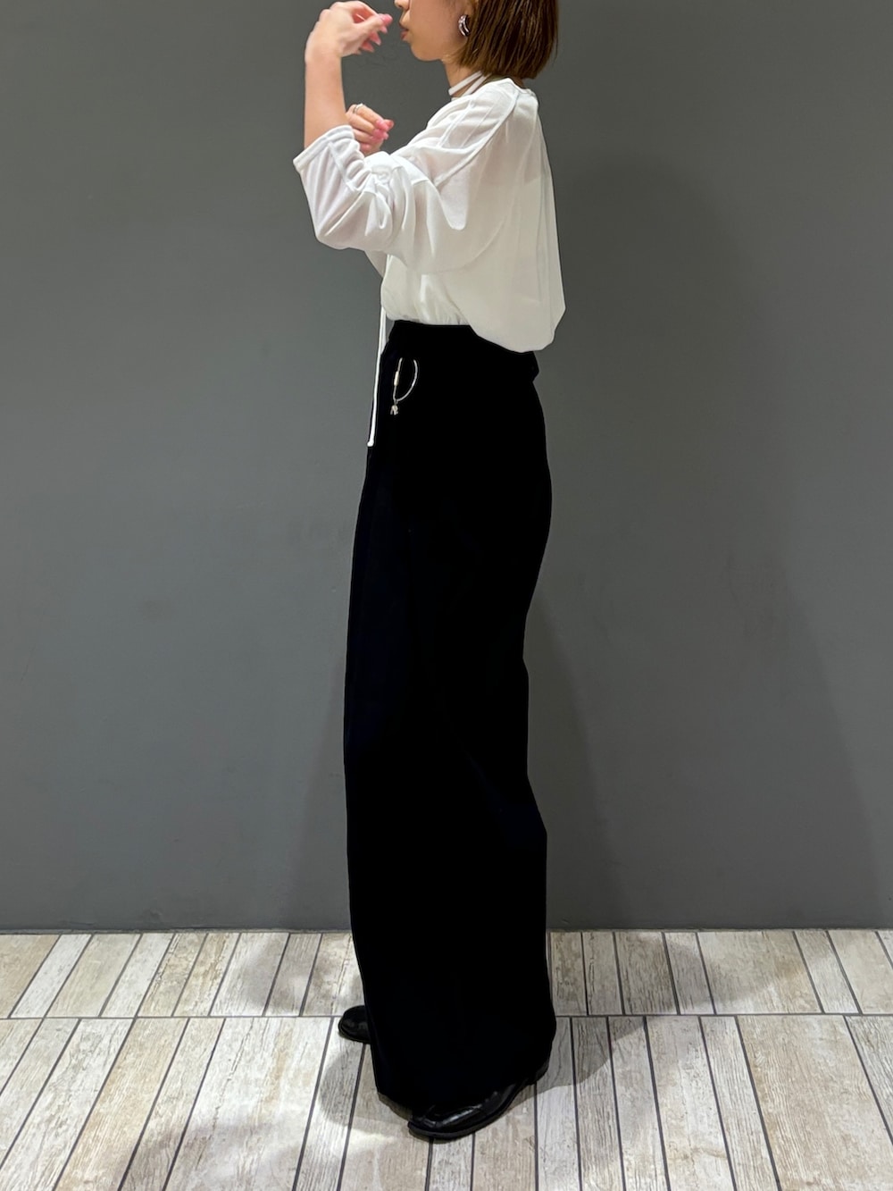 ブラック系のその他パンツ、ホワイト系のTシャツ/カットソー、シルバー系のキーホルダーを着用したレディースの春コーディネートの3枚目の写真