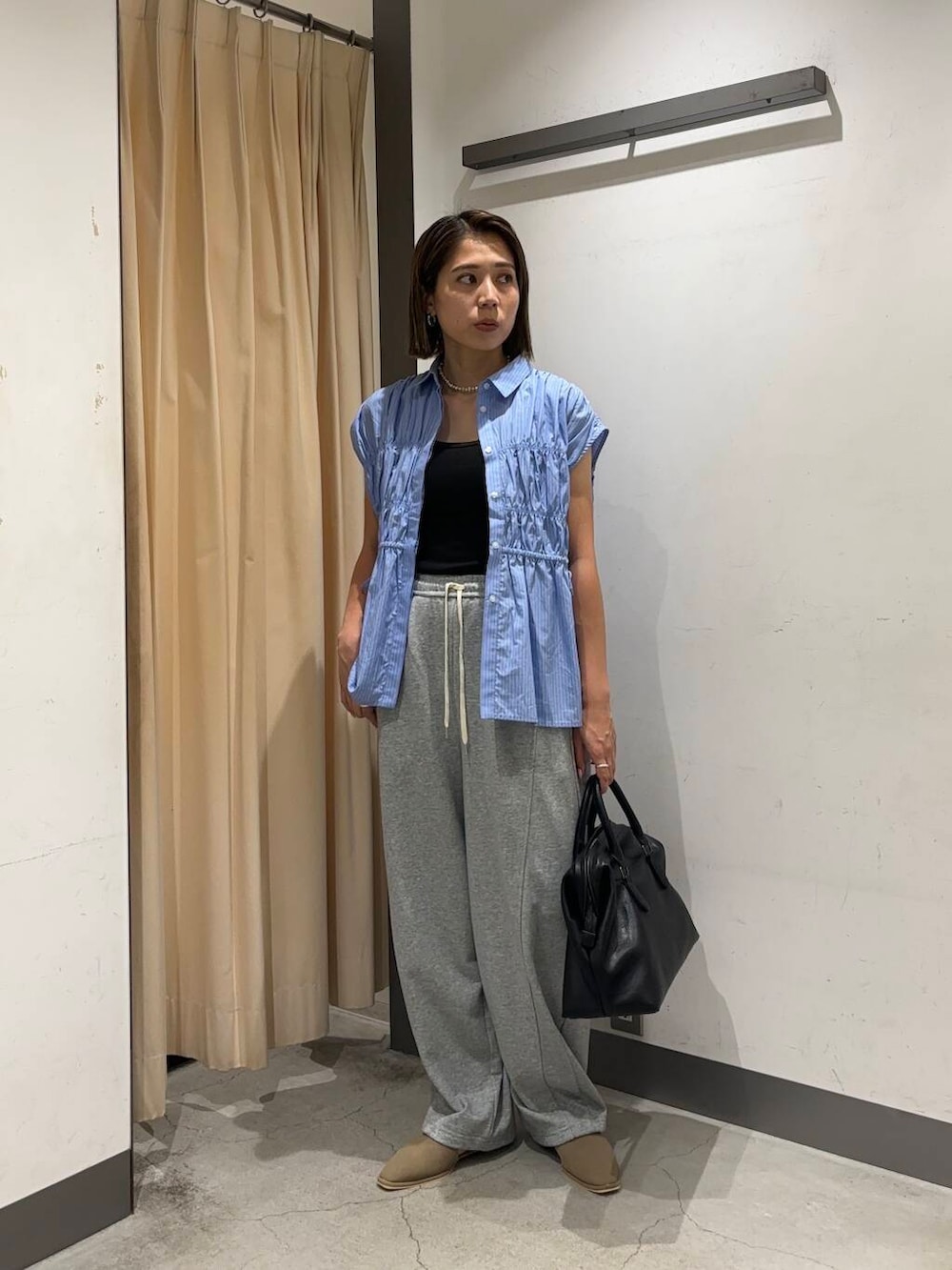 「大人カジュアル、スウェット、パンツ、パンツスタイル、パンツコーデ、スウェットパンツ、骨格ナチュラル、イエベ秋、kbfで選ぶ夏」｜「KBFのカーブスウェットパンツ（その他パンツ、グレー系）」を使った、chihiroさん（レディース・158cm）の夏コーディネートの2枚目の写真