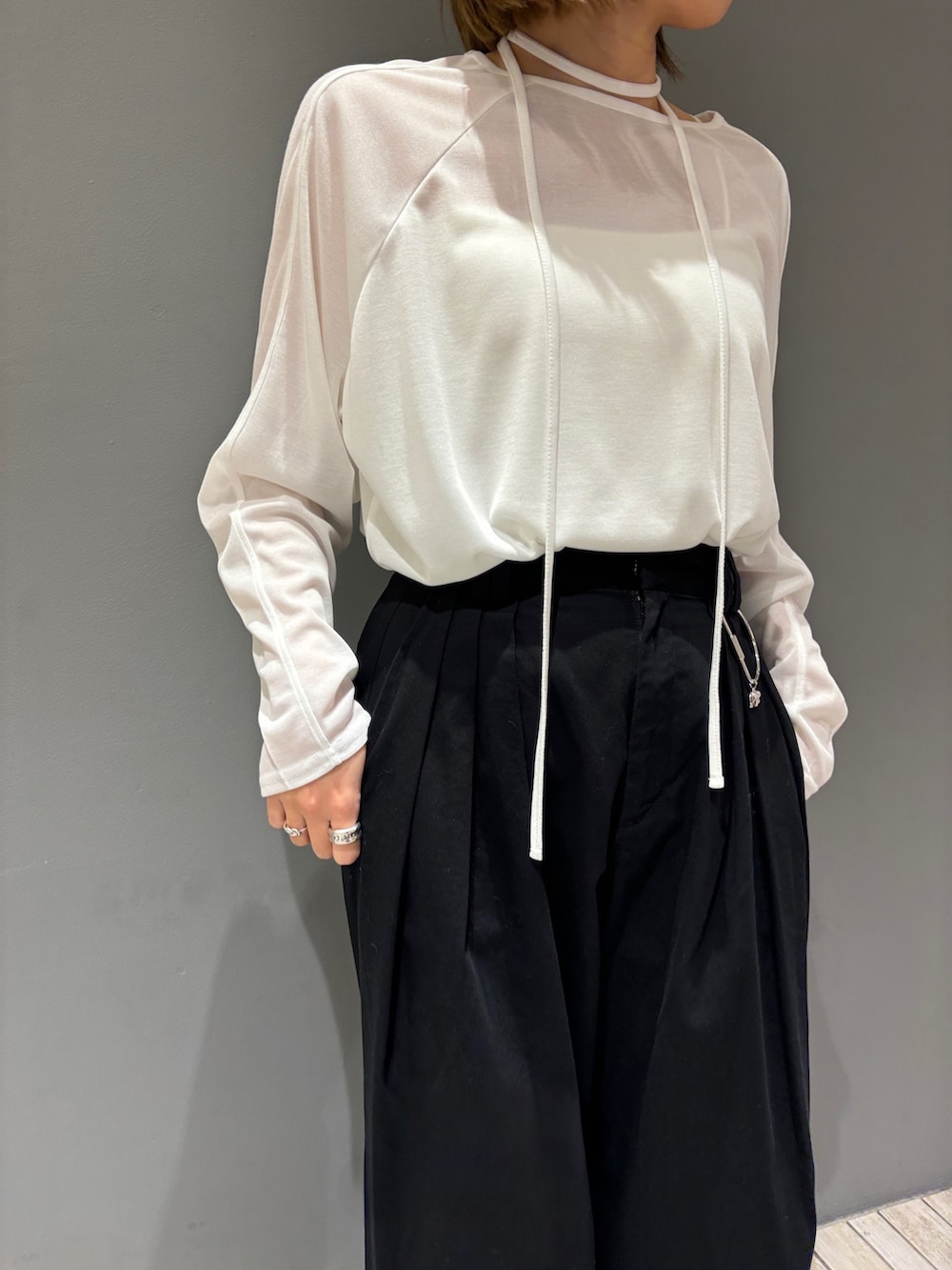 ブラック系のその他パンツ、ホワイト系のTシャツ/カットソー、シルバー系のキーホルダーを着用したレディースの春コーディネートの5枚目の写真