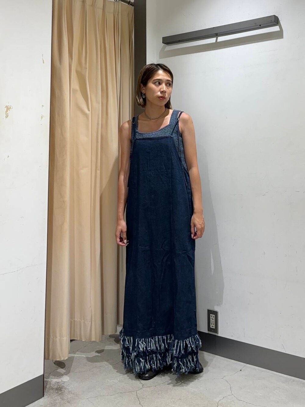 ブルー系のタンクトップ、グレー系のその他シューズ、ブルー系のワンピースを着用したレディースの夏コーディネートの2枚目の写真