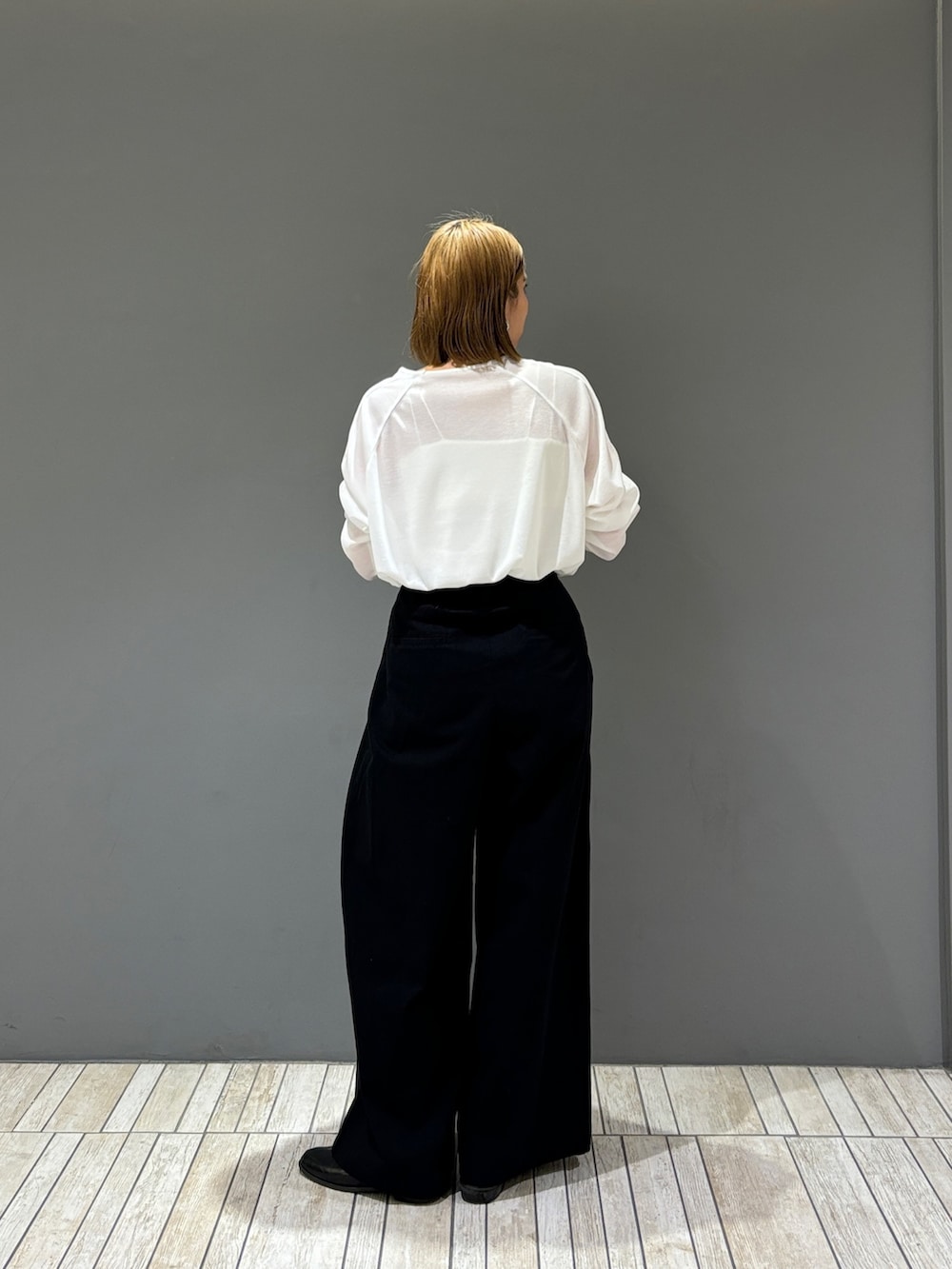 ブラック系のその他パンツ、ホワイト系のTシャツ/カットソー、シルバー系のキーホルダーを着用したレディースの春コーディネートの4枚目の写真