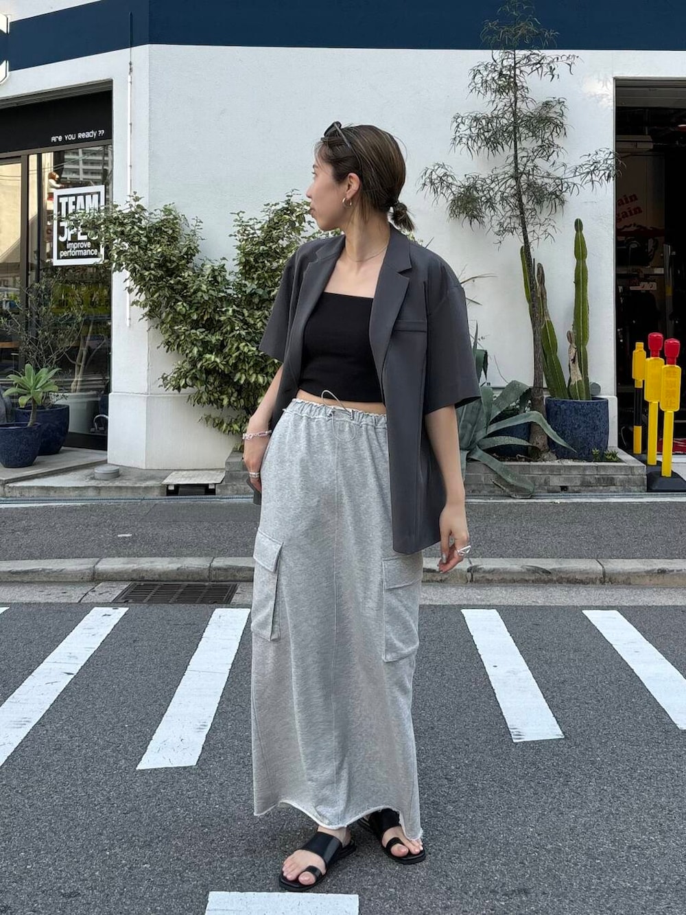 「大人カジュアル、ジャケット、スカート、スカートスタイル、春コーデ、休日コーデ、ジャケットコーデ、スウェットスカート、骨格ナチュラル」｜「KBFのバックスリットジャケット（テーラードジャケット、グレー系）」を使った、chihiroさん（レディース・158cm）の春コーディネートの3枚目の写真