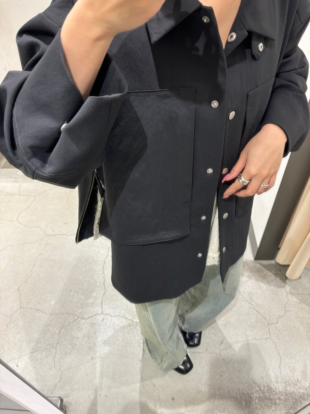 ホワイト系のキャミソール、グレー系のその他アウター、ブルー系のデニムパンツを着用したレディースの春コーディネートの4枚目の写真