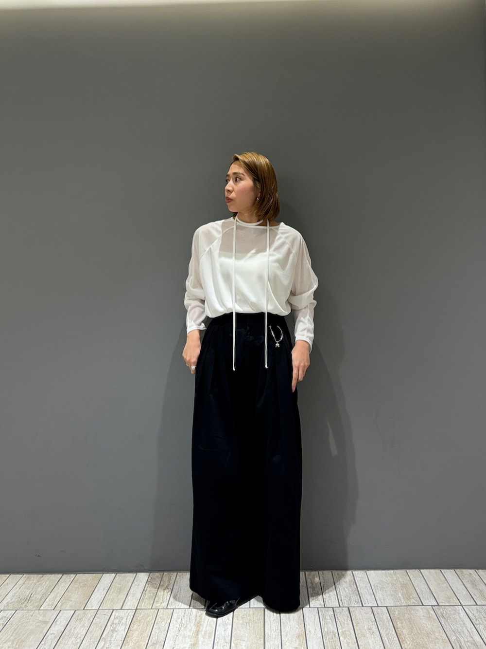 ブラック系のその他パンツ、ホワイト系のTシャツ/カットソー、シルバー系のキーホルダーを着用したレディースの春コーディネートの2枚目の写真