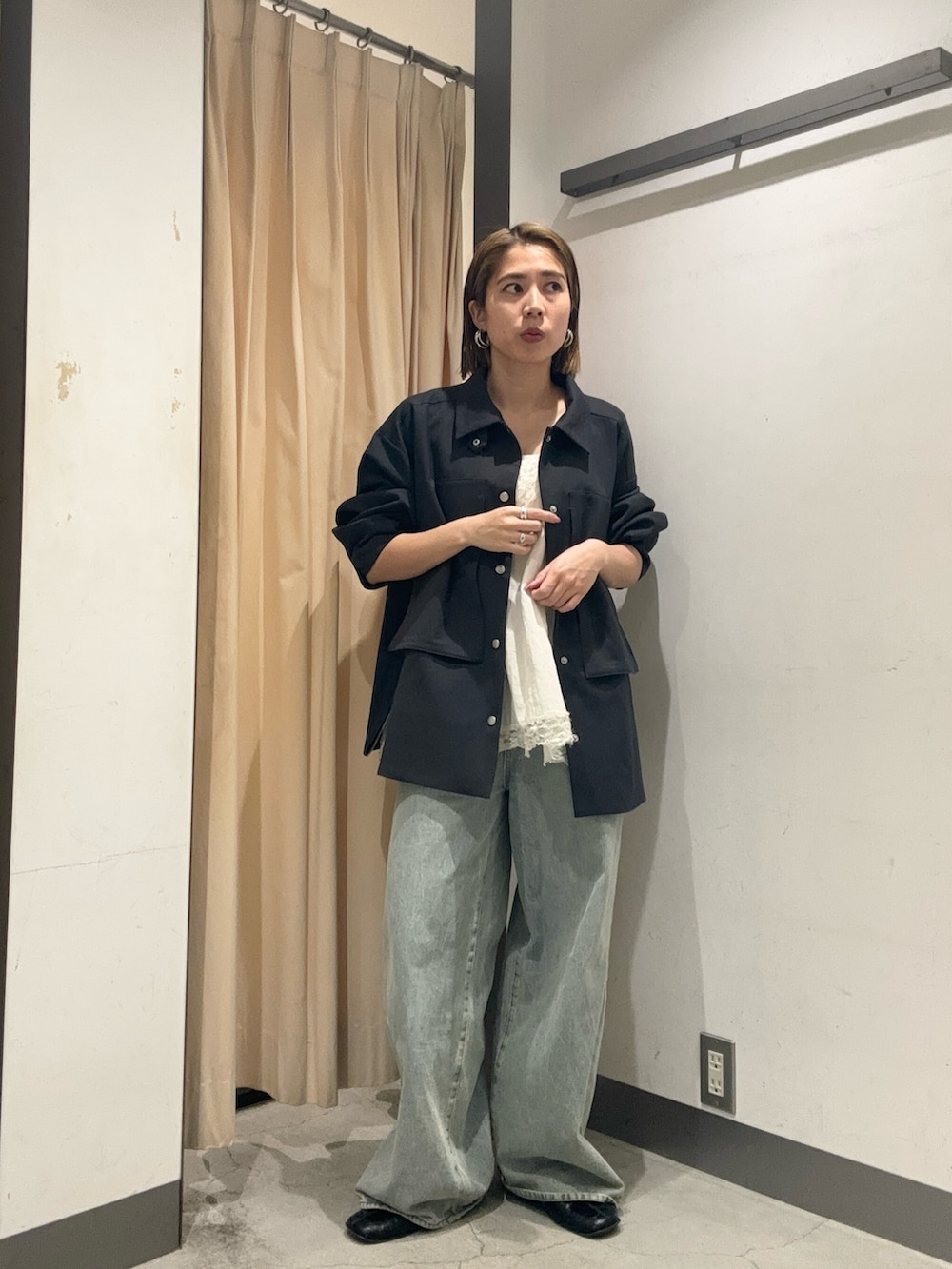 ホワイト系のキャミソール、グレー系のその他アウター、ブルー系のデニムパンツを着用したレディースの春コーディネートの2枚目の写真