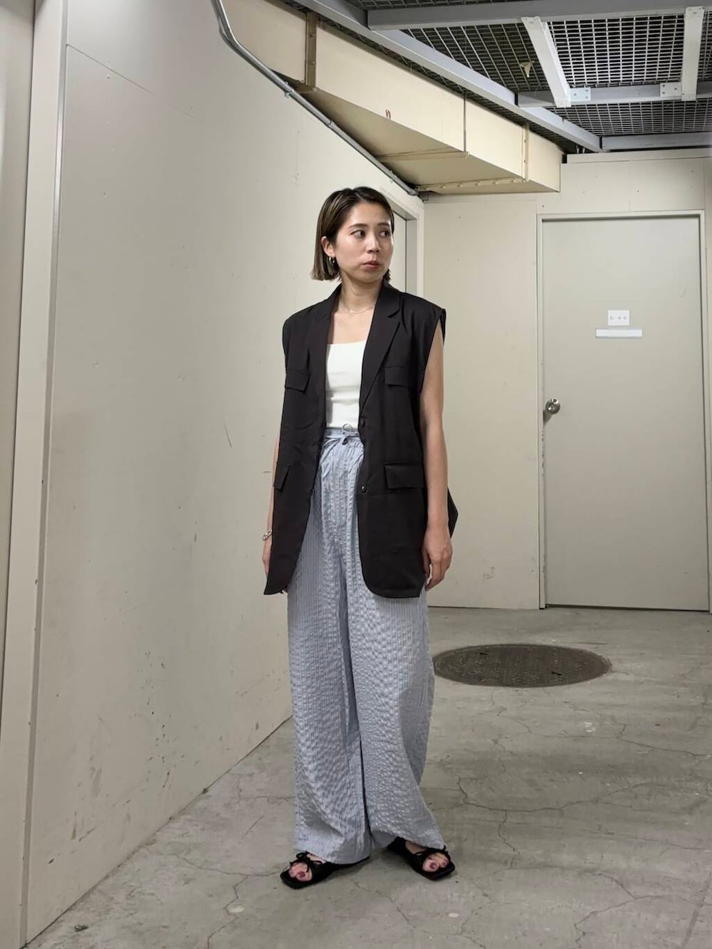 「大人カジュアル、ベスト、パンツ、ベストスタイル、パンツスタイル、休日コーデ、パンツコーデ、骨格ナチュラル」｜「KBFのミリタリーシアーベスト（その他アウター、ブラウン系）」を使った、chihiroさん（レディース・158cm）の春コーディネートの2枚目の写真