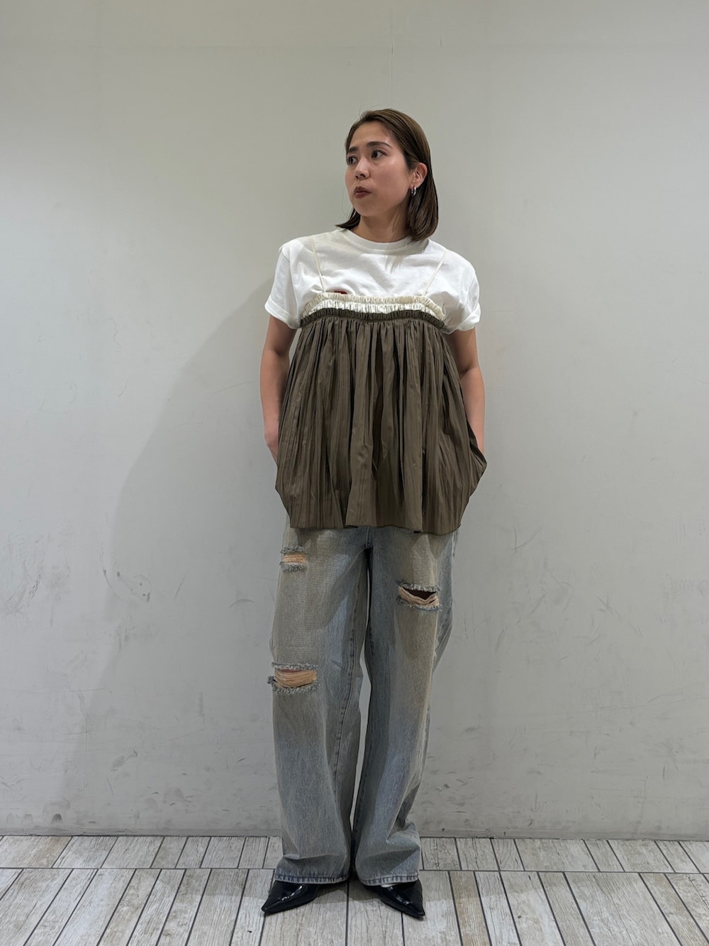 グリーン系のその他トップス、ブルー系のデニムパンツ、ホワイト系のTシャツ/カットソーを着用したレディースの春コーディネートの2枚目の写真