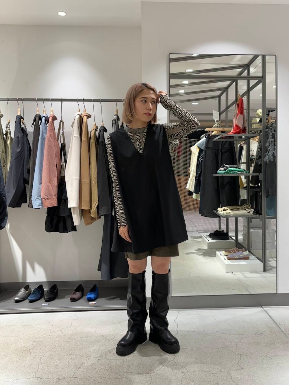 ブラウン系のその他パンツ、ブラック系のニット/セーター、ブラック系のワンピースを着用したレディースの秋コーディネートの2枚目の写真