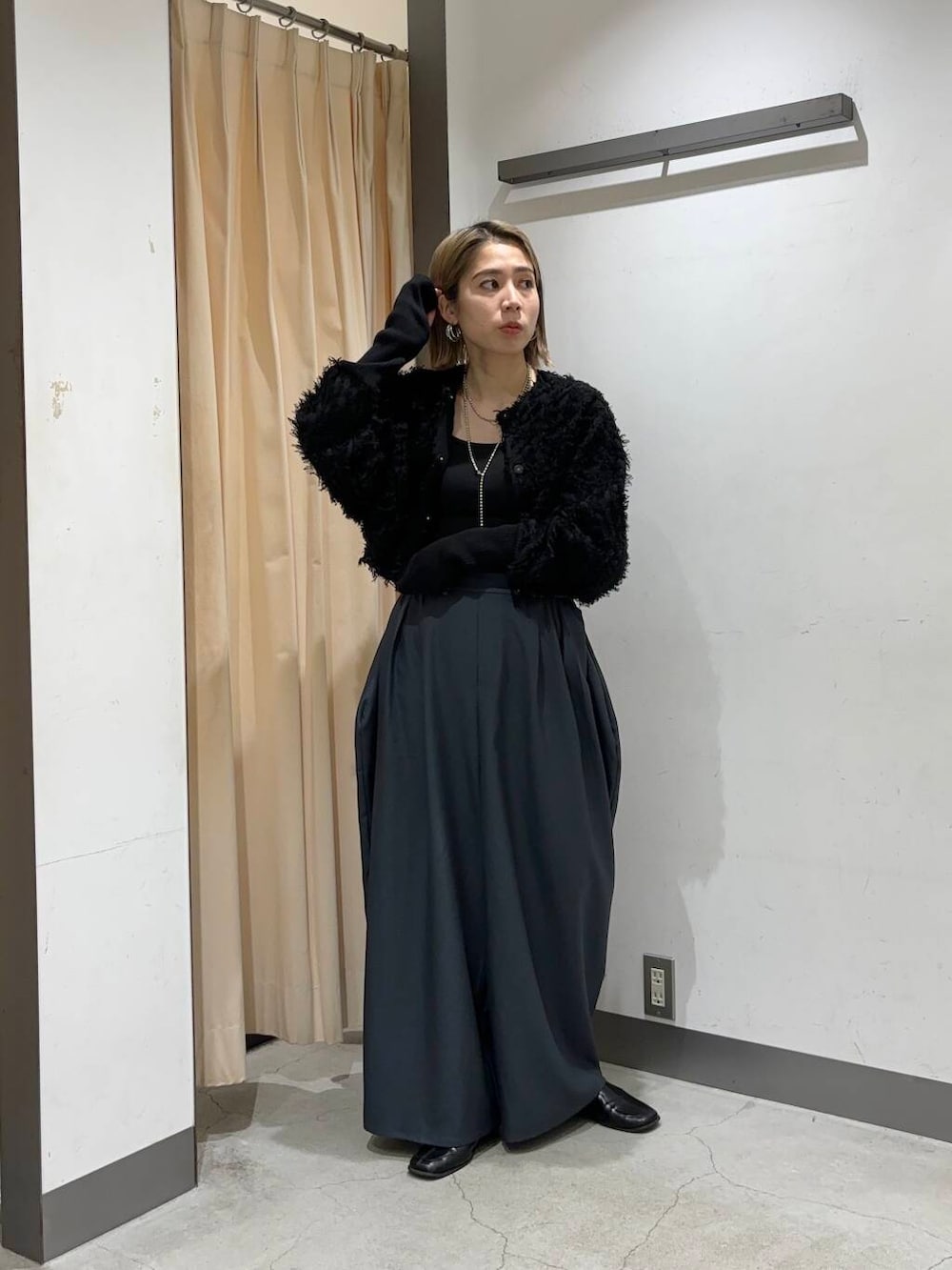 ブラック系のカーディガン/ボレロ、グレー系のその他パンツを着用したレディースの冬コーディネートの2枚目の写真