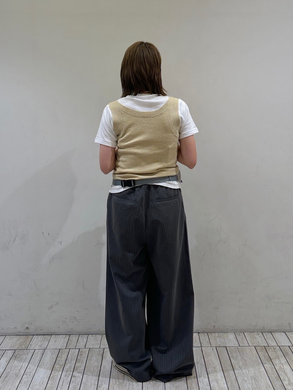 グレー系のボディバッグ/ウエストポーチ、グレー系のその他パンツ、ベージュ系のタンクトップを着用したレディースの春コーディネートの2枚目の写真