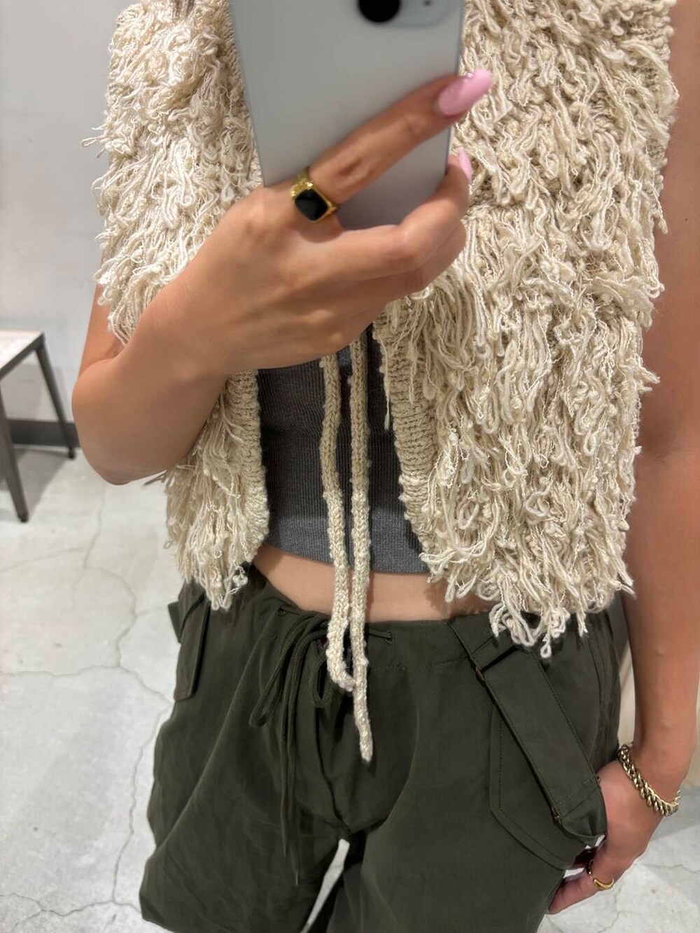 ベージュ系のベスト、グリーン系のその他パンツを着用したレディースの夏コーディネートの3枚目の写真