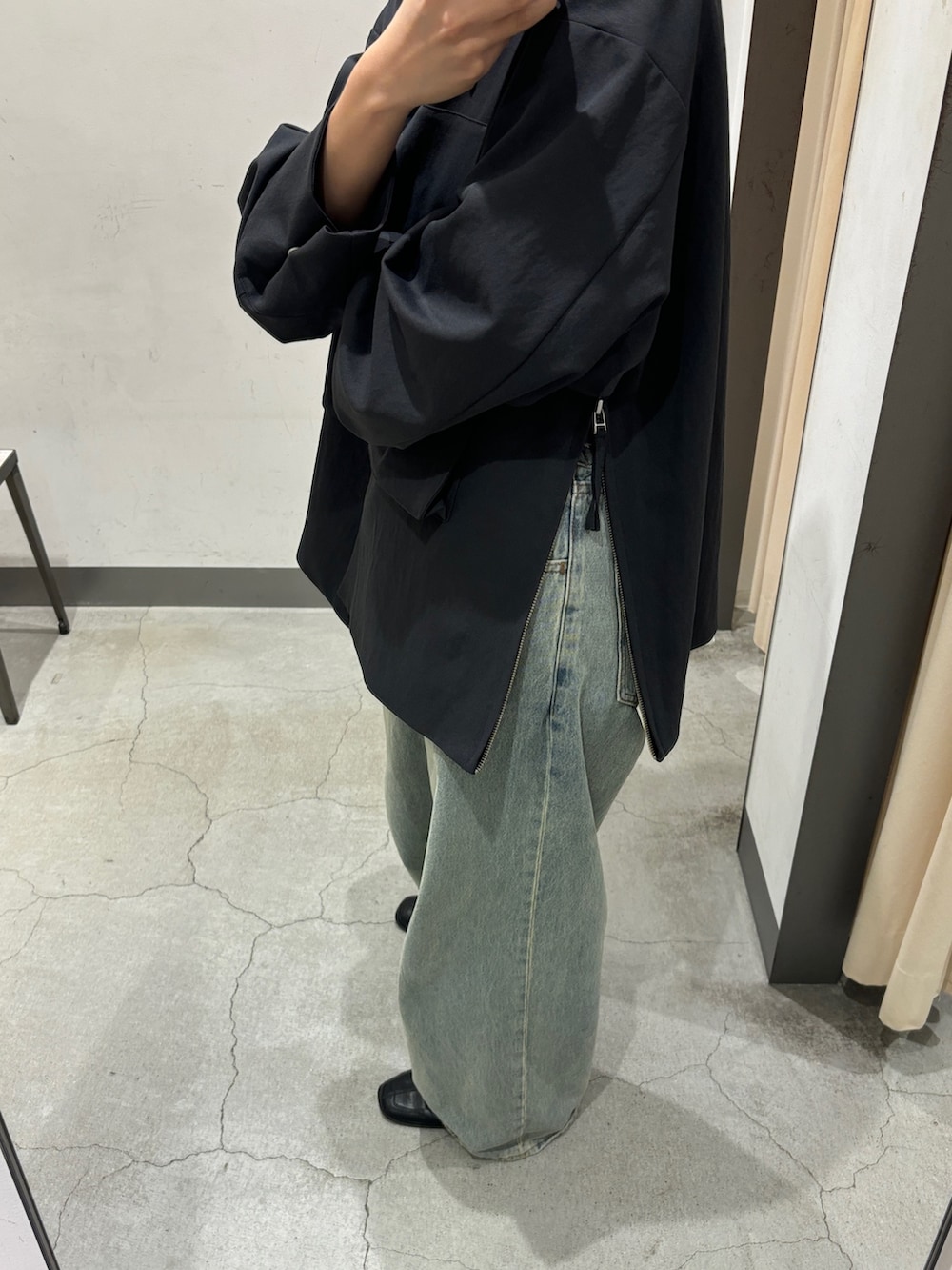 ホワイト系のキャミソール、グレー系のその他アウター、ブルー系のデニムパンツを着用したレディースの春コーディネートの3枚目の写真