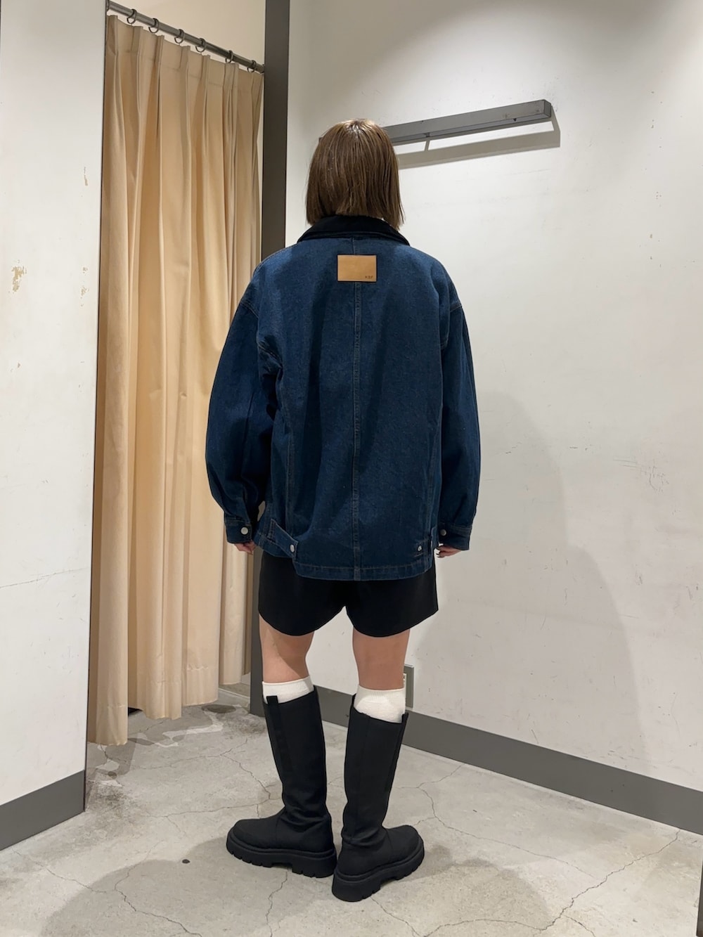 ブルー系のブルゾン、グリーン系のニット/セーター、ブラック系のその他パンツを着用したレディースの秋コーディネートの3枚目の写真