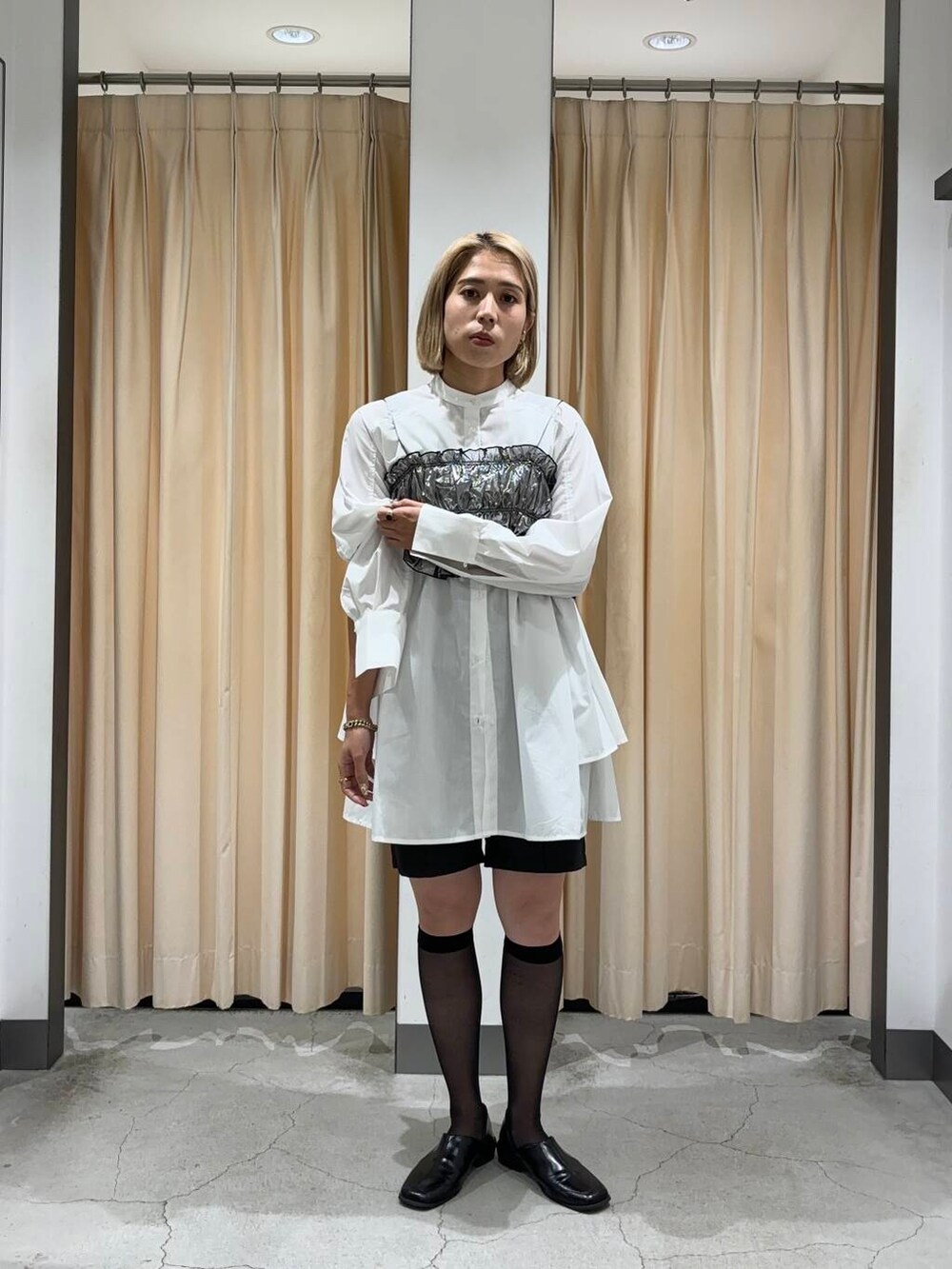 ホワイト系のワンピース、ブラック系のその他パンツ、シルバー系のベストを着用したレディースの秋コーディネートの2枚目の写真