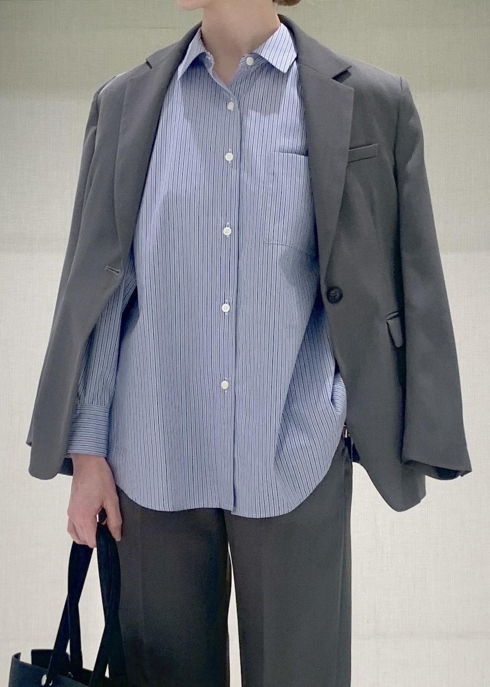 ブラック系のパンプス、ブルー系のシャツ/ブラウス、グレー系のその他パンツを着用したレディースの春コーディネートの5枚目の写真