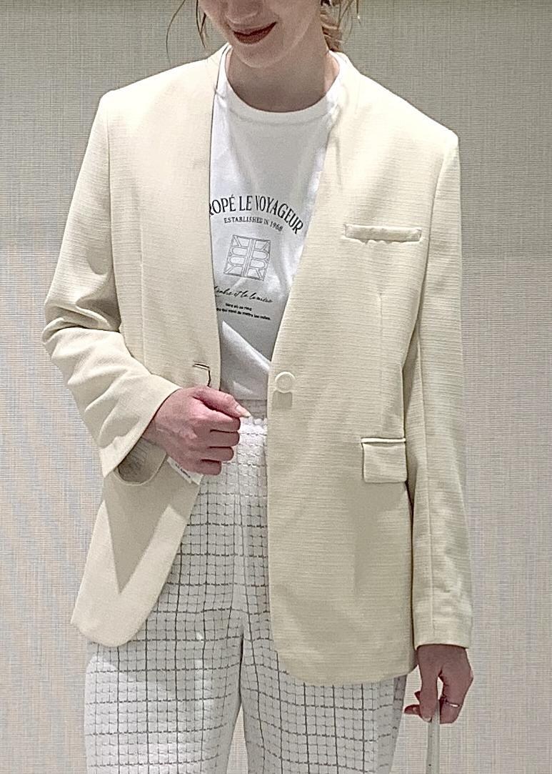 「ホワイト、長袖、ジャケット、アイボリー、パンツ、サンダル、ヒール、ストラップ、ストラップサンダル、雑誌掲載、ROPÉ、24SS春の新作、高身長、骨格ウェーブ、セットアップ」｜「ROPE'の【雑誌掲載】Ariana Bag （アリアナ バッグ）（ハンドバッグ、ホワイト系）」を使った、horieさん（レディース・170cm）の春コーディネートの4枚目の写真