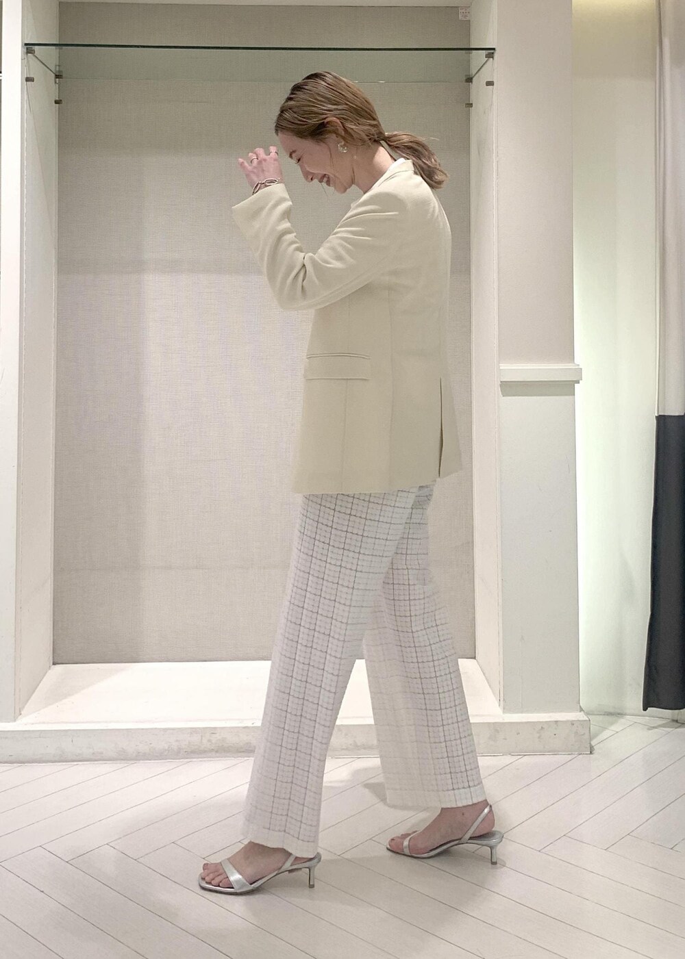 「ホワイト、長袖、ジャケット、アイボリー、パンツ、サンダル、ヒール、ストラップ、ストラップサンダル、雑誌掲載、ROPÉ、24SS春の新作、高身長、骨格ウェーブ、セットアップ」｜「ROPE'の【雑誌掲載】Ariana Bag （アリアナ バッグ）（ハンドバッグ、ホワイト系）」を使った、horieさん（レディース・170cm）の春コーディネートの2枚目の写真