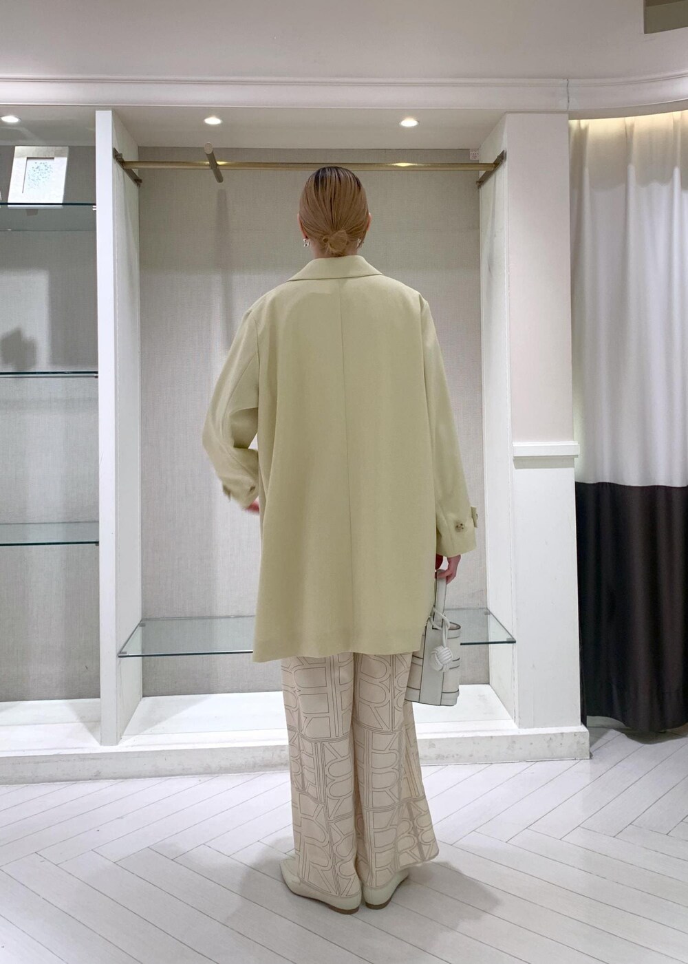 「ホワイト、長袖、オーバーサイズ、パンツ、ワイド、十分丈、ハイウエスト、ポインテッドトゥ、otonaMUSE、雑誌掲載、ROPÉ、24SS春の新作、イエベ、高身長、骨格ウェーブ」｜「ROPE'のAnna Canvas Bag （アンナ キャンバス バッグ）【ポーチ付き】（ハンドバッグ、ホワイト系）」を使った、horieさん（レディース・170cm）の冬コーディネートの3枚目の写真