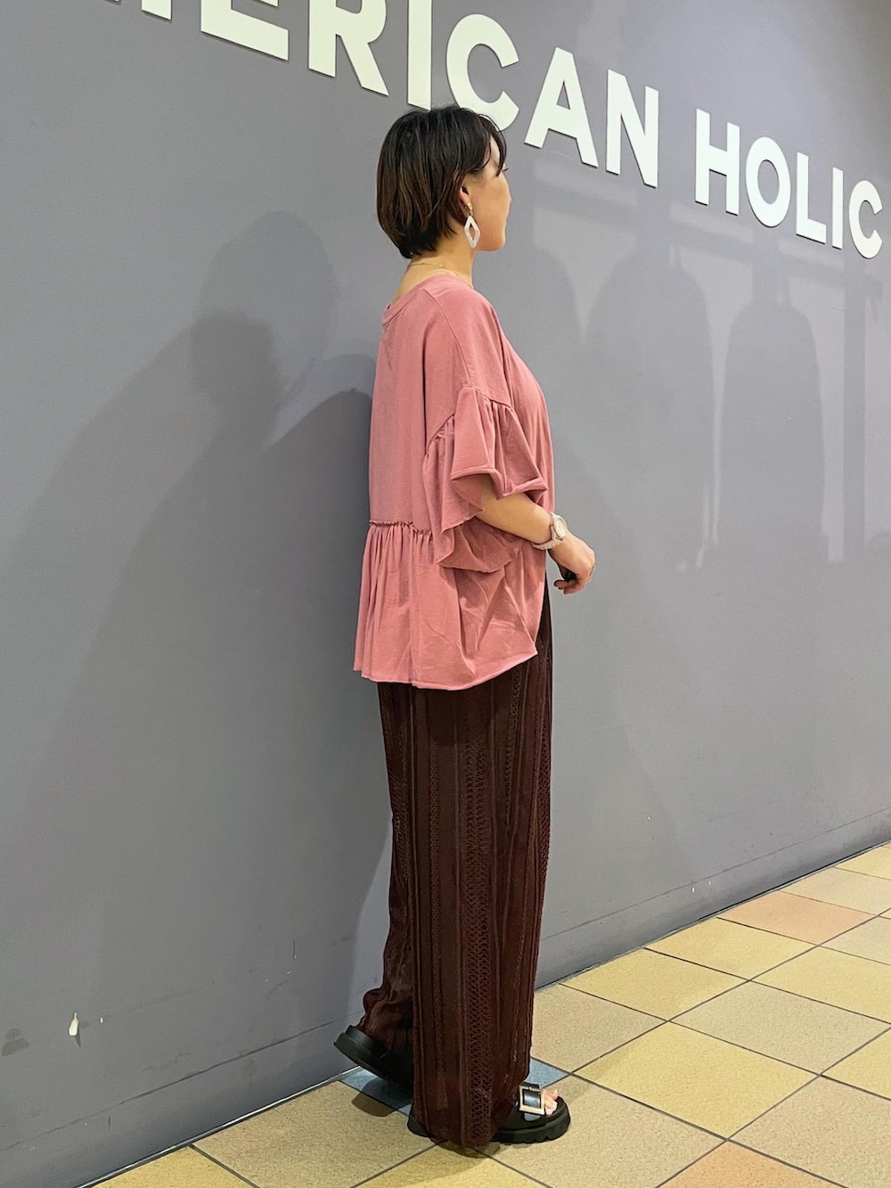 「レースパンツ、レースイージーパンツ、イージーパンツ、イージーパンツスタイル、レースボトムス、幾何学レース、アメリカンホリック、AMERICAN HOLIC、くすみカラー、フリルトップス、フリルトップス×パンツ、ブラウンパンツ、ピンク×ブラウン、大人カジュアルコーデ」｜「AMERICAN HOLICの幾何学レースイージーパンツ（その他パンツ、ブラウン系）」を使った、ah.susuyuさん（骨格ストレート・レディース・157cm）の夏コーディネートの3枚目の写真