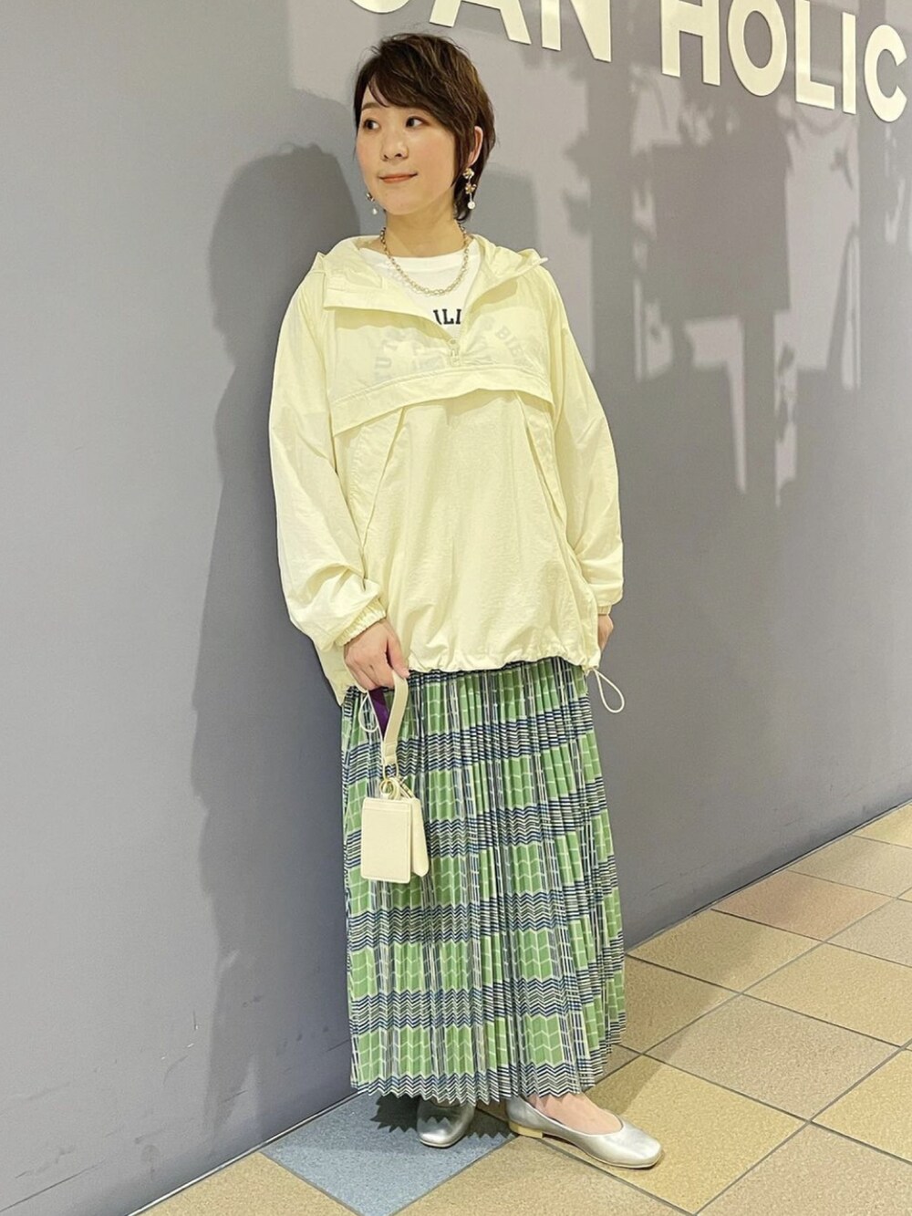 「オトナカジュアル、春コーデ、おでかけコーデ、雨の日コーデ、アノラックパーカー、アノラック、プリーツスカート、スカートコーデ、プリーツスカート 緑、チェック柄スカート、ロゴTシャツ、半袖Ｔシャツ、春カラースタイル、撥水加工」｜「AMERICAN HOLICのソフトシフォンプリーツスカート（スカート、その他）」を使った、ah.susuyuさん（骨格ストレート・レディース・158cm）の春コーディネートの4枚目の写真