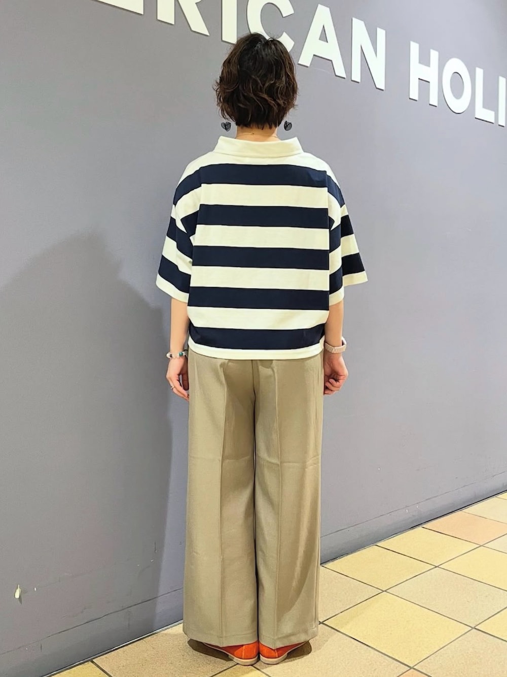 「ラガーシャツ、ラガーポロシャツ、アメリカンホリック、AMERICAN HOLIC、カジュアルコーデ、大人カジュアルコーデ、タックワイドパンツ、タックパンツ、チノパン、ベージュパンツ、ローファーコーデ、差し色コーデ、差し色(オレンジ)、ボーダートップス、おとなカジュアル」｜「AMERICAN HOLICのタックワイドパンツ（スラックス、ベージュ系）」を使った、ah.susuyuさん（骨格ストレート・レディース・157cm）の夏コーディネートの4枚目の写真