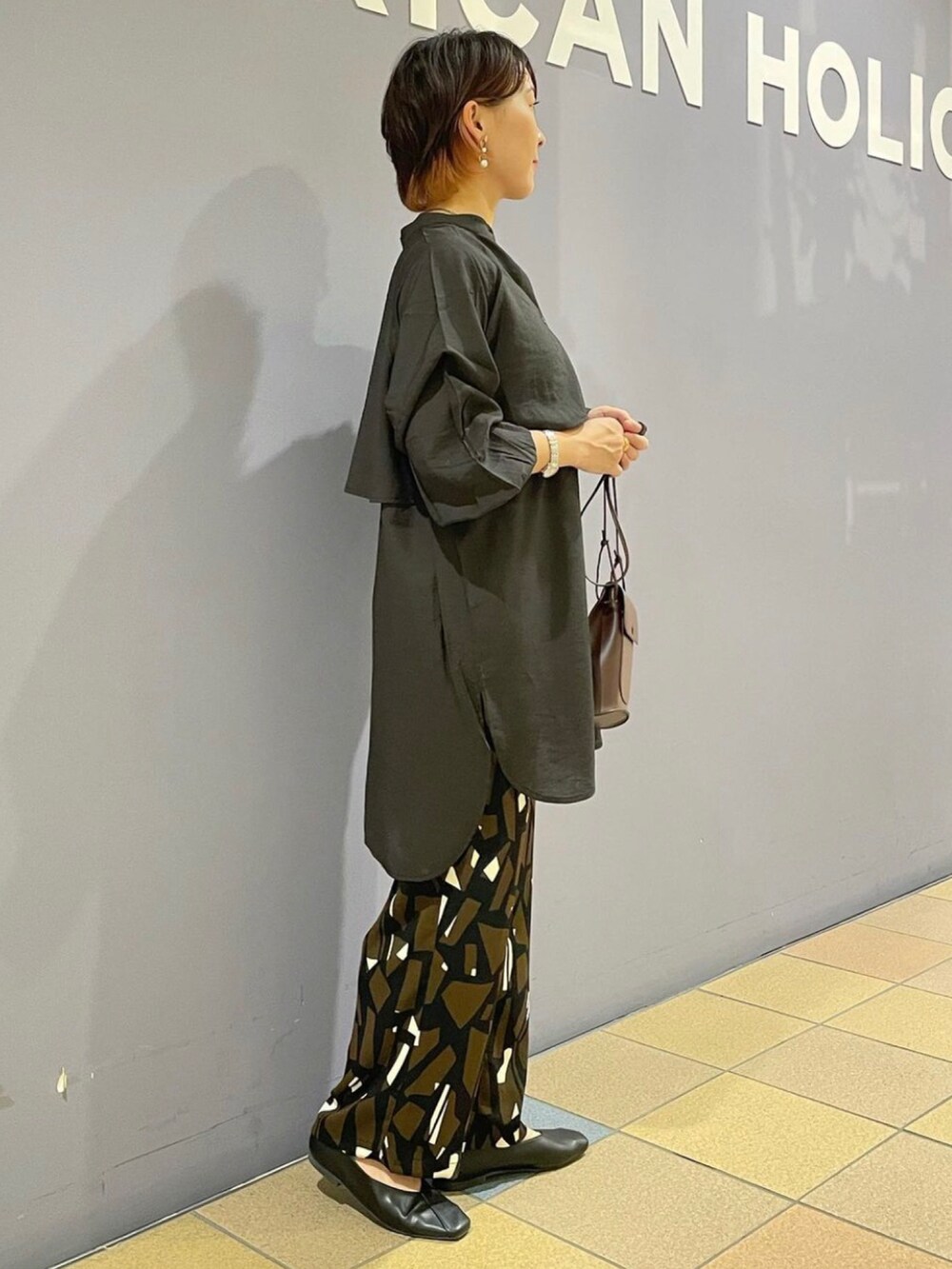 「ブラック×ブラウン、秋服、初秋コーデ、晩夏コーデ、おでかけスタイル、チュニックシャツ、フリルトップス、フリルブラウス、柄パンツ、幾何学柄、大人カジュアルコーデ、スタイリッシュ、アメリカンホリック、AMERICAN HOLIC」｜「AMERICAN HOLICのバンドカラーフリルシャツチュニック（チュニック、ブラック系）」を使った、ah.susuyuさん（骨格ストレート・レディース・158cm）の秋コーディネートの3枚目の写真