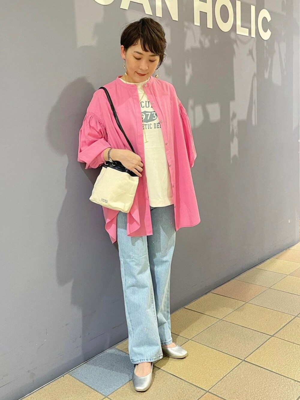 「春コーデ、おでかけコーデ、オトナカジュアル、シャツチュニック、ボリュームスリーブ、ピンクコーデ、シャツ×Tシャツ、ピンクシャツ、刺繍デニム、アメホリ、ラガーTシャツ、ロゴTシャツ、フラットパンプス、パンプス×デニム、靴 シルバー」|「AMERICAN HOLICのフラットシューズ(パンプス、シルバー系)」を使った、ah.susuyuさん(骨格ストレート・レディース・158cm)の春コーディネートの5枚目の写真