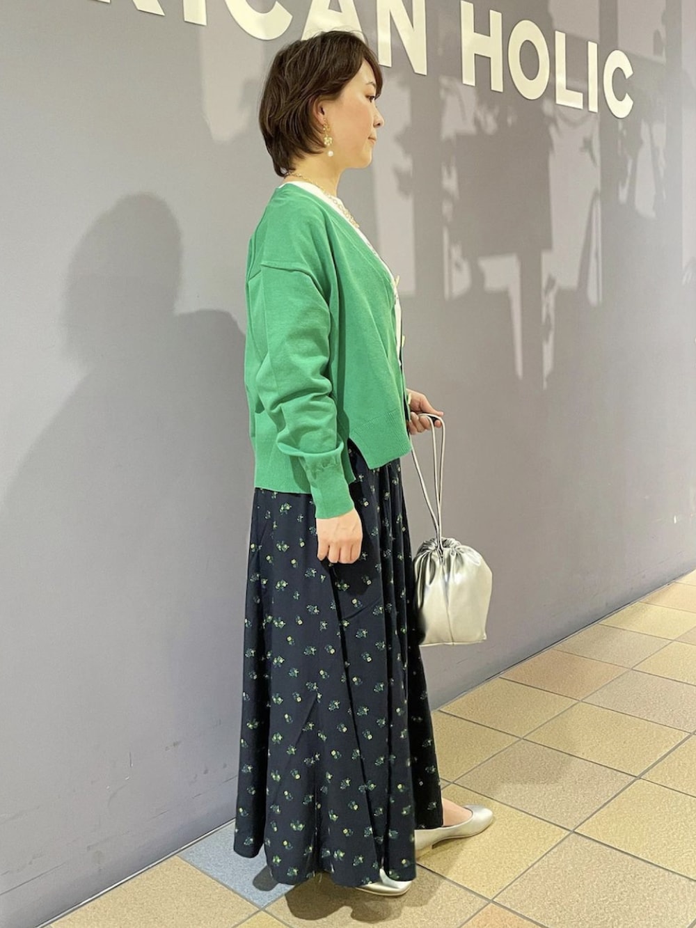 「休日コーデ、晴れの日コーデ、春夏コーデ、春カラースタイル、グリーンコーデ、グリーンカーディガン、カーディガンコーデ、カーディガン肩かけ、ロゴTシャツ、フレアスカート、小花柄スカート、巾着バッグ、カジュアルコーデ、オトナ女子、シルバーパンプス」|「AMERICAN HOLICのアソートロゴカット半袖プルオーバー(Tシャツ/カットソー、ホワイト系)」を使った、ah.susuyuさん(骨格ストレート・レディース・158cm)の春コーディネートの3枚目の写真