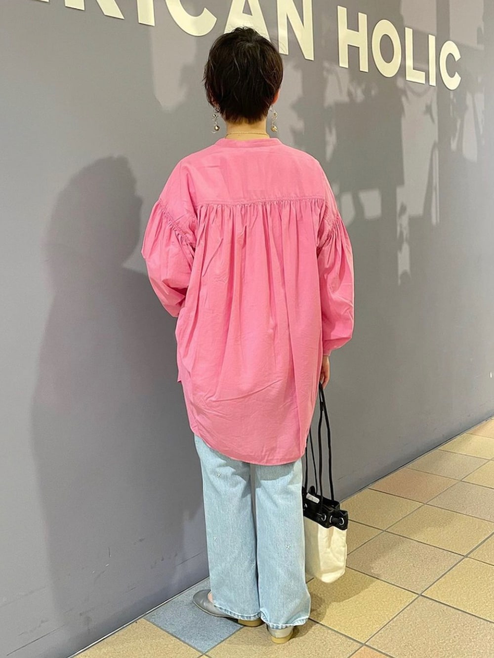 「春コーデ、おでかけコーデ、オトナカジュアル、シャツチュニック、ボリュームスリーブ、ピンクコーデ、シャツ×Tシャツ、ピンクシャツ、刺繍デニム、アメホリ、ラガーTシャツ、ロゴTシャツ、フラットパンプス、パンプス×デニム、靴 シルバー」|「AMERICAN HOLICのフラットシューズ(パンプス、シルバー系)」を使った、ah.susuyuさん(骨格ストレート・レディース・158cm)の春コーディネートの4枚目の写真