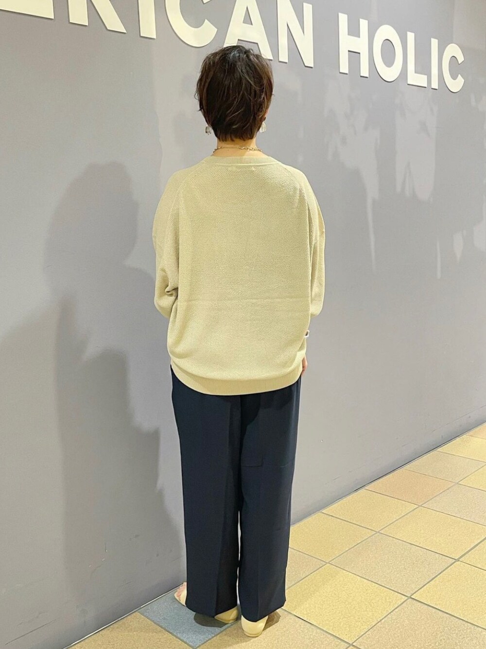 「UVカットカーディガン、UVカット、カーディガンコーデ、カーディガン使い、鹿の子編み、鹿の子カーディガン、スラックスパンツ、スラックスコーデ、センタープレスパンツ、リラックスパンツ、大人カジュアルコーデ、ハンサムコーデ、サンダルコーデ、メルカドバッグ、アメリカンホリック」｜「AMERICAN HOLICのモノトーンメルカドミニBAG（エコバッグ/サブバッグ、ブラック系）」を使った、ah.susuyuさん（骨格ストレート・レディース・158cm）の春コーディネートの4枚目の写真