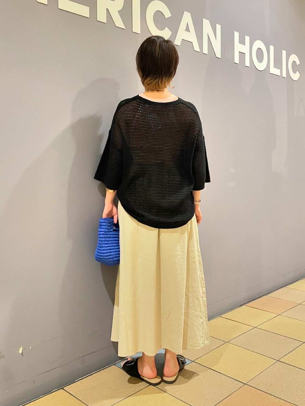 「メッシュニット、メッシュトップス、透かし編みニット、リネンスカート、リネン、夏スカート、初夏コーデ、モードカジュアル、大人カジュアルコーデ、アメリカンホリック、AMERICAN HOLIC、サンダルコーデ」|「AMERICAN HOLICのバックルサンダル(サンダル、ブラック系)」を使った、ah.susuyuさん(骨格ストレート・レディース・158cm)の春コーディネートの4枚目の写真