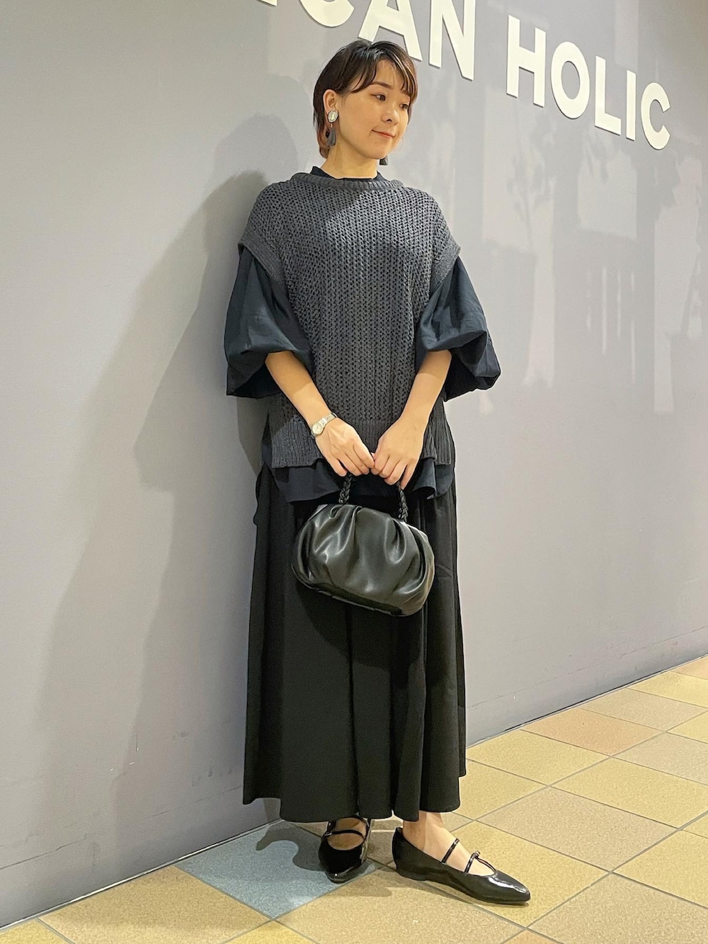 「セットアイテム、ベストセット、ニットベストコーデ、ボリュームスリーブ、ボリュームスリーブブラウス、バンドカラーシャツ、フレアスカート、フレアスカート×黒、フレアスカートコーデ、秋服まるっと大公開、秋服コーデ、秋🍁コーデ、メリージェーンパンプス、フェミニンコーデ、アメリカンホリック」|「AMERICAN HOLICのメリージェーンフラットシューズ(パンプス、ブラック系)」を使った、ah.susuyuさん(骨格ストレート・レディース・158cm)の秋コーディネートの2枚目の写真