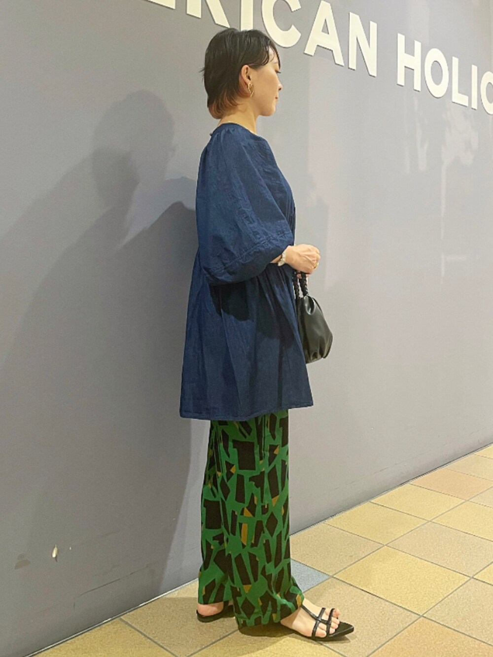 「ティアードチュニック、ティアードブラウス、デニムティアード、チュニックコーデ、柄パンツ、柄パンツコーデ、幾何学柄、フェミニン×カジュアル、デニムチュニック、ストレートパンツ、秋色、晩夏コーデ、アメリカンホリック、AMERICAN HOLIC」｜「AMERICAN HOLICの編み込みハンドルミニショルダーBAG（ショルダーバッグ、ブラック系）」を使った、ah.susuyuさん（骨格ストレート・レディース・158cm）の秋コーディネートの3枚目の写真