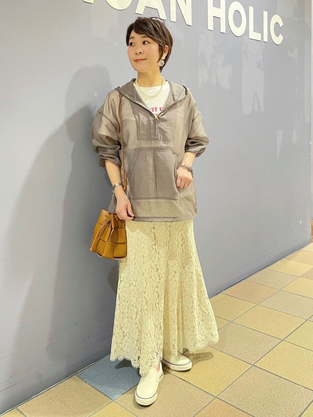 「アノラックパーカー、アノラックシャツ、シアーシャツコーデ、シアートップス、大人カジュアルコーデ、レーススカート、レースマーメイドスカート、マーメイドスカート、スリッポン 白、ロゴTシャツ、レイヤードスタイル、レイヤードコーデ、アメリカンホリック、アメホリ、AMERICAN HOLIC」｜「AMERICAN HOLICのTM&(R) Yale Universityスリッポン（スリッポン、ホワイト系）」を使った、ah.susuyuさん（骨格ストレート・レディース・158cm）の春コーディネートの5枚目の写真