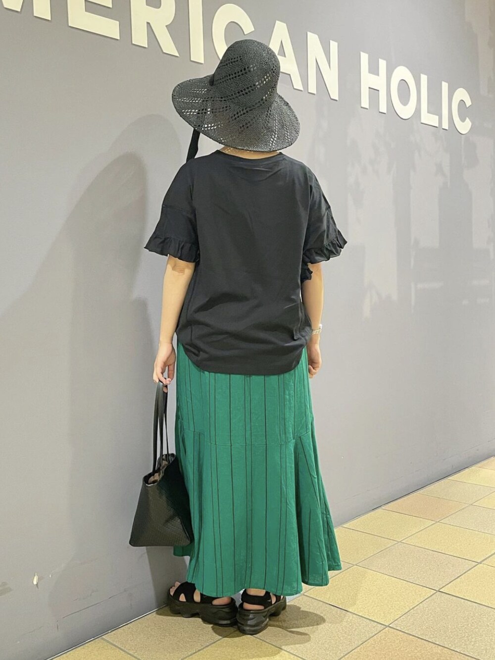 「マーメイドスカート、マーメイドライン、スカートコーデ、ストライプスカート、はしごレース、フリルトップス、フリル袖Tシャツ、フリル袖、キレイめカジュアル、おでかけコーデ、夏コーデ、晩夏コーデ、ペーパーハット、アメリカンホリック、リネンスカート」|「AMERICAN HOLICの2way型押しトートバッグ(トートバッグ、ブラック系)」を使った、ah.susuyuさん(骨格ストレート・レディース・158cm)の夏コーディネートの4枚目の写真