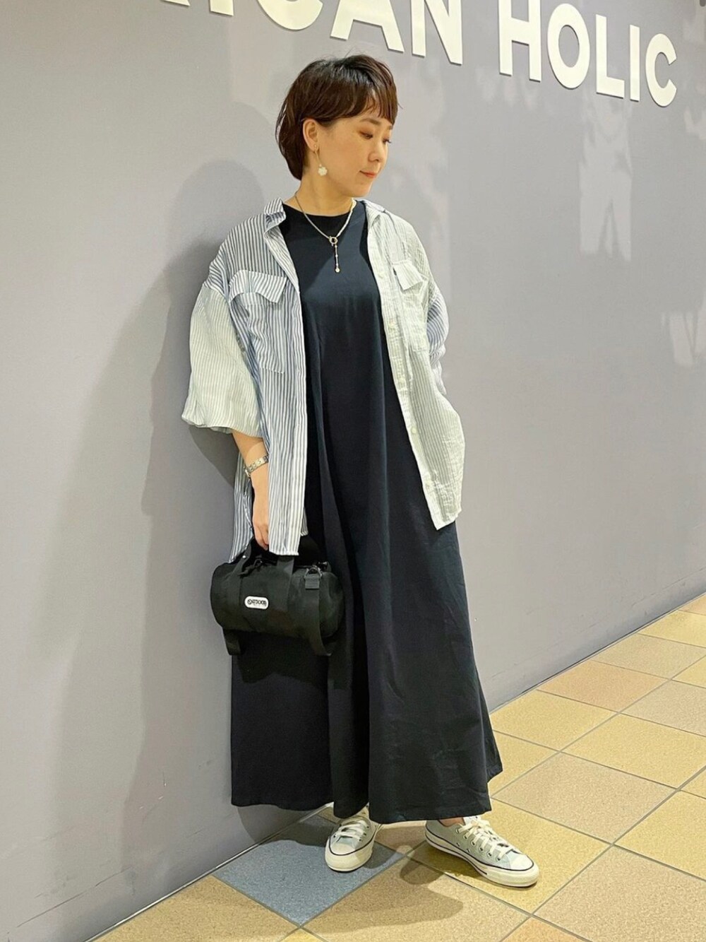 「ワンピース×スニーカー、ワンピースコーデ、ワンピース×シャツ、リゾートワンピース、シャツコーデ、ストライプシャツ、シアーシャツ、シアーシャツコーデ、スニーカースタイル、街歩き、カジュアルコーデ、フレアワンピース、綿100％、アメリカンホリック、AMERICAN HOLIC」｜「AMERICAN HOLICの切り替え半袖カットフレアワンピース（ワンピース、ブラック系）」を使った、ah.susuyuさん（骨格ストレート・レディース・158cm）の春コーディネートの5枚目の写真