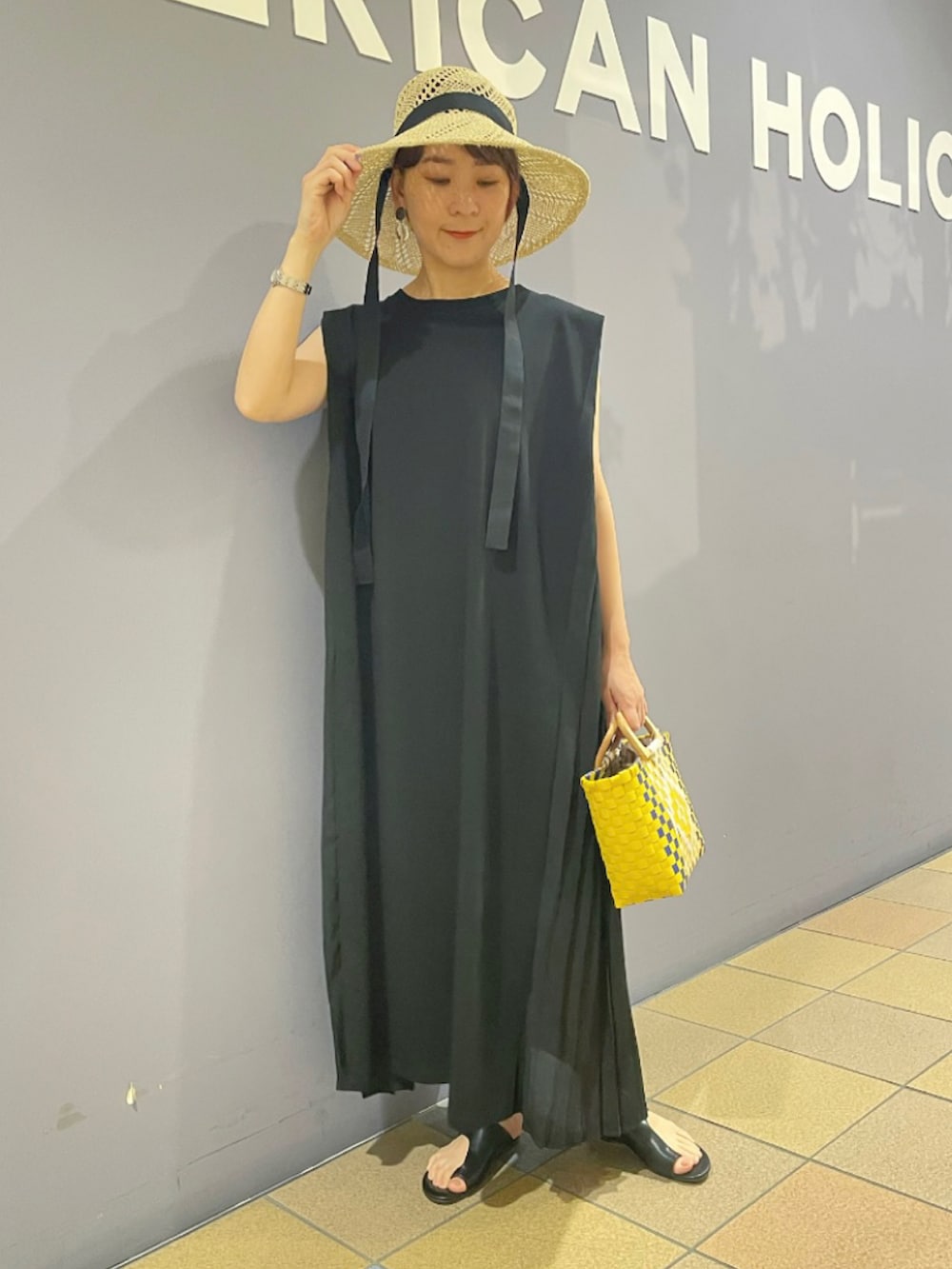 「ワンピースコーデ、夏ワンピース、夏ワンピ、プリーツワンピース、サイドプリーツ、サイドプリーツワンピース、異素材ワンピース、夏コーデ、ペーパーハット、ウッドハンドルバッグ、トングサンダル、キレイめカジュアル、おでかけコーデ、アメリカンホリック、AMERICAN HOLIC」|「AMERICAN HOLICのウッドハンドルカゴBAG(ハンドバッグ、イエロー系)」を使った、ah.susuyuさん(骨格ストレート・レディース・158cm)の夏コーディネートの2枚目の写真