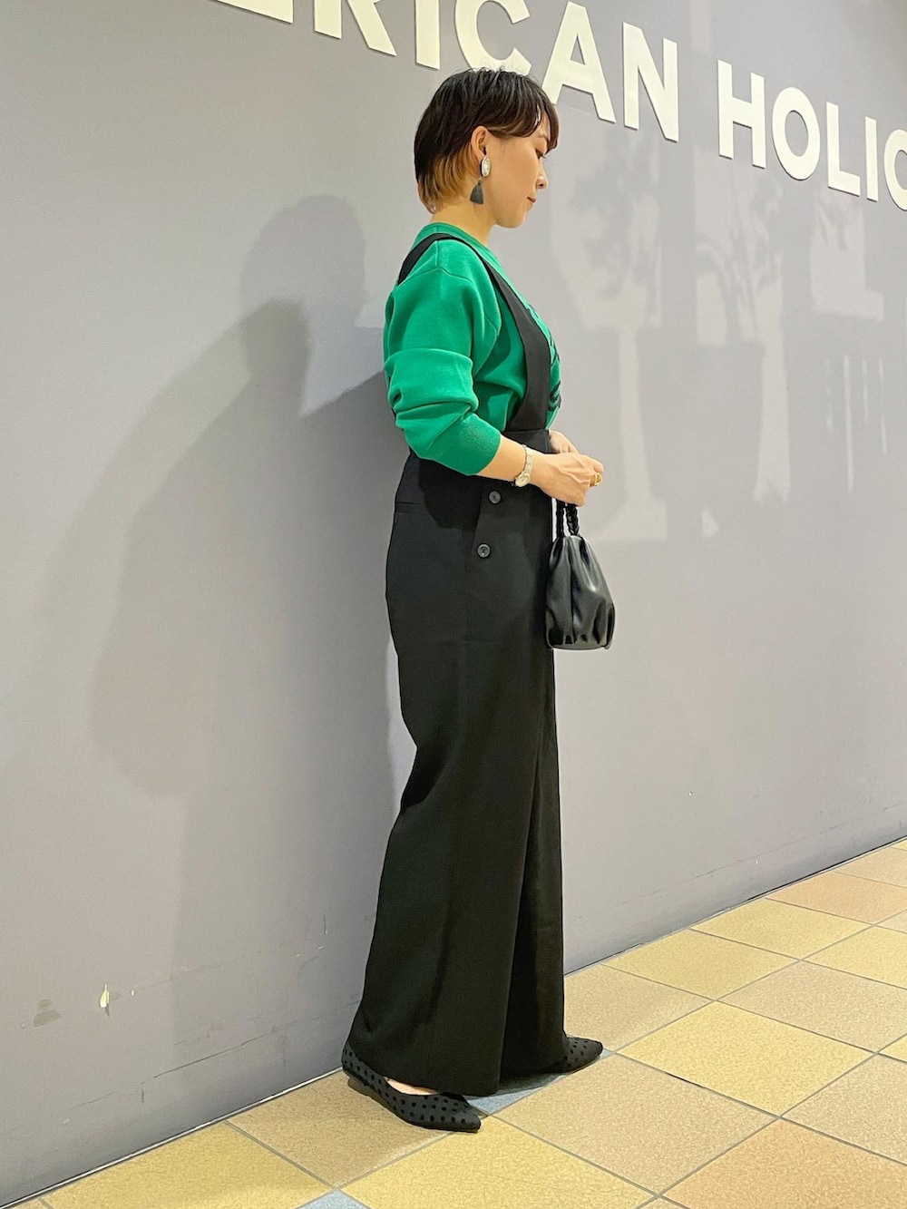 「秋服まるっと大公開、サロペット、サロペットコーデ、サロペットパンツ、ハイウエスト、大人カジュアル、ロゴニット、ロゴ刺繍、高見えコーデ、秋🍁コーデ、マニッシュコーデ、アメリカンホリック、AMERICAN HOLIC」｜「AMERICAN HOLICの編み込みハンドルミニショルダーBAG（ショルダーバッグ、ブラック系）」を使った、ah.susuyuさん（骨格ストレート・レディース・158cm）の秋コーディネートの3枚目の写真