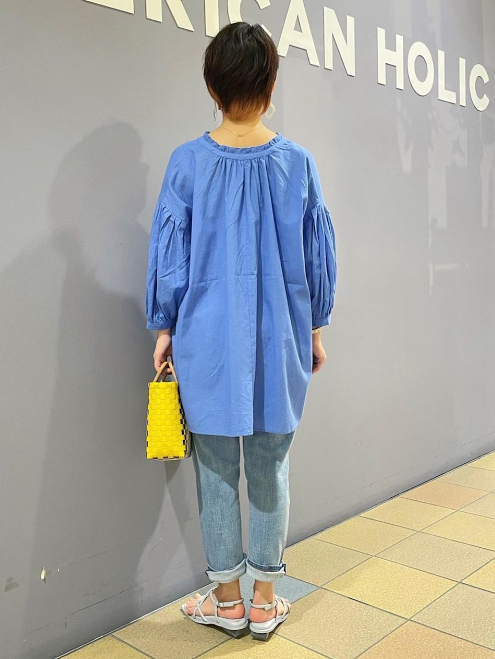 「テーパードデニム、デニムコーデ、デニムパンツ、フリルブラウス、ボリューム袖ブラウス、ブラウスコーデ、羽織シャツ、ブルーコーデ、ブルートーン、サンダルコーデ、晩夏コーデ、アメリカンホリック、AMERICAN HOLIC」｜「AMERICAN HOLICのウッドハンドルカゴＢＡＧ（ハンドバッグ、イエロー系）」を使った、ah.susuyuさん（骨格ストレート・レディース・158cm）の秋コーディネートの4枚目の写真