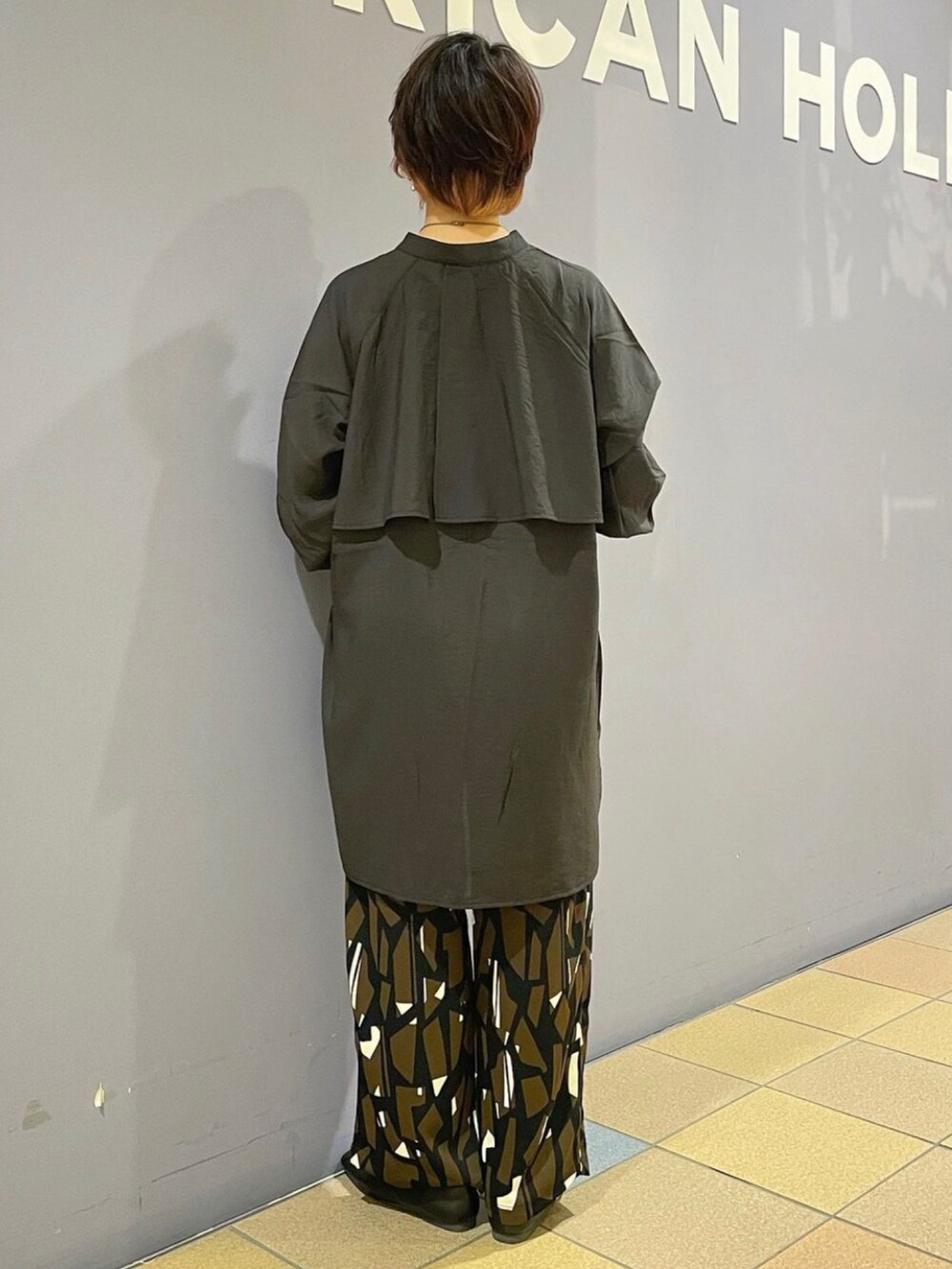 「ブラック×ブラウン、秋服、初秋コーデ、晩夏コーデ、おでかけスタイル、チュニックシャツ、フリルトップス、フリルブラウス、柄パンツ、幾何学柄、大人カジュアルコーデ、スタイリッシュ、アメリカンホリック、AMERICAN HOLIC」｜「AMERICAN HOLICのバンドカラーフリルシャツチュニック（チュニック、ブラック系）」を使った、ah.susuyuさん（骨格ストレート・レディース・158cm）の秋コーディネートの4枚目の写真