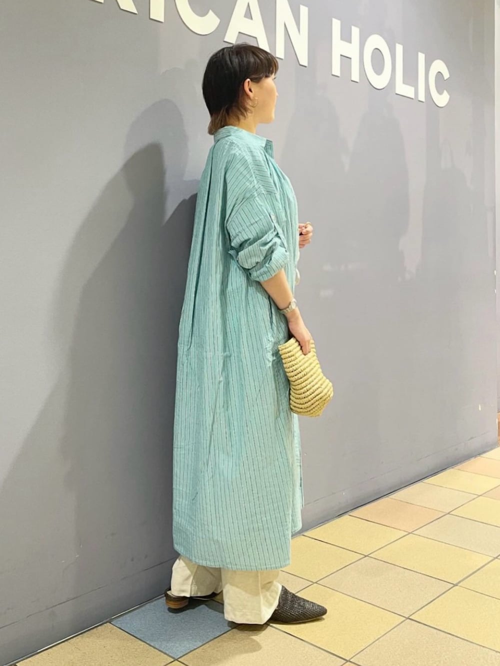 「シャツワンピース、シャツワンピを羽織る、シャツワンピ、ストライプワンピース、ロゴT、ロゴTシャツ、リネンパンツ、初夏コーデ、羽織りワンピース、さわやかコーデ、アメリカンホリック、AMERICAN HOLIC、グリーン×ベージュ」|「AMERICAN HOLICの接触冷感リネンブレンドワイドパンツ(その他パンツ、ベージュ系)」を使った、ah.susuyuさん(骨格ストレート・レディース・158cm)の春コーディネートの3枚目の写真