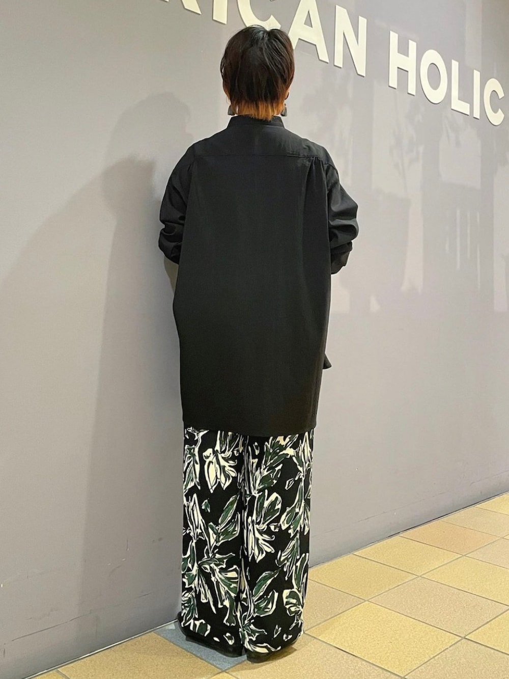 「秋服まるっと大公開、秋🍁コーデ、チュニックシャツ、チュニック、ヨーク切替、バンドカラー、柄パンツ、柄パンツコーデ、ブラックコーデ、大人カジュアルコーデ、メリージェーンパンプス、シルバーネックレス、アメリカンホリック、AMERICAN HOLIC」｜「AMERICAN HOLICのメリージェーンフラットシューズ（パンプス、ブラック系）」を使った、ah.susuyuさん（骨格ストレート・レディース・158cm）の秋コーディネートの4枚目の写真