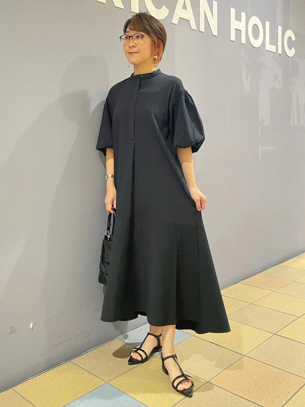 ブラック系のエコバッグ/サブバッグ、ブラック系のワンピースを着用したレディースの夏コーディネートの2枚目の写真