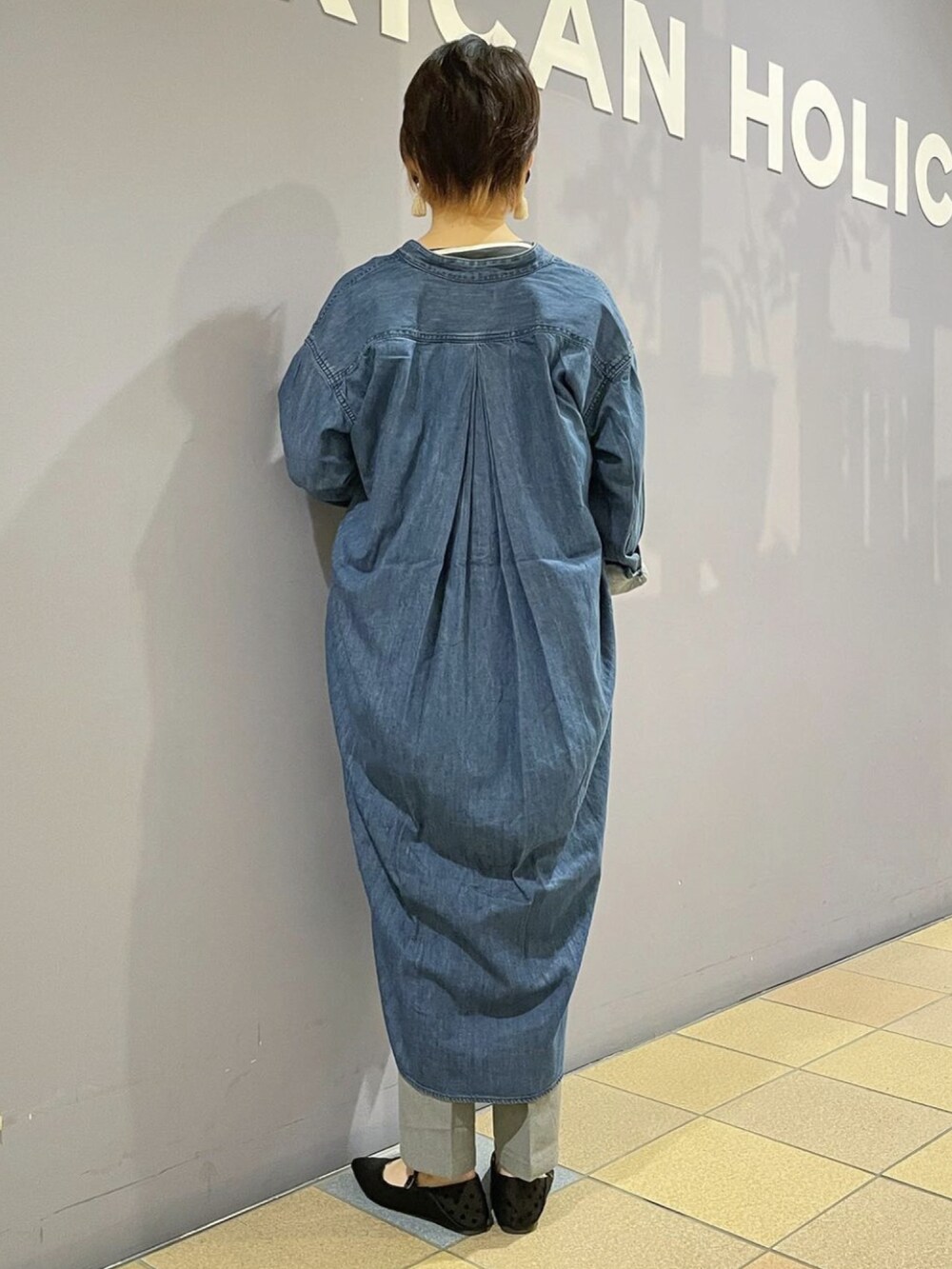 「秋服まるっと大公開、デニムワンピース、デニムシャツワンピース、秋🍁コーデ、羽織りワンピース、ボーダーチュニック、ボーダーカットソー、テーパードパンツ、テーパードパンツコーデ、テーパードシルエット、キレイめカジュアル、アメリカンホリック、AMERICAN HOLIC」｜「AMERICAN HOLICの美・美・美テーパードパンツ（その他パンツ、グレー系）」を使った、ah.susuyuさん（骨格ストレート・レディース・158cm）の秋コーディネートの4枚目の写真
