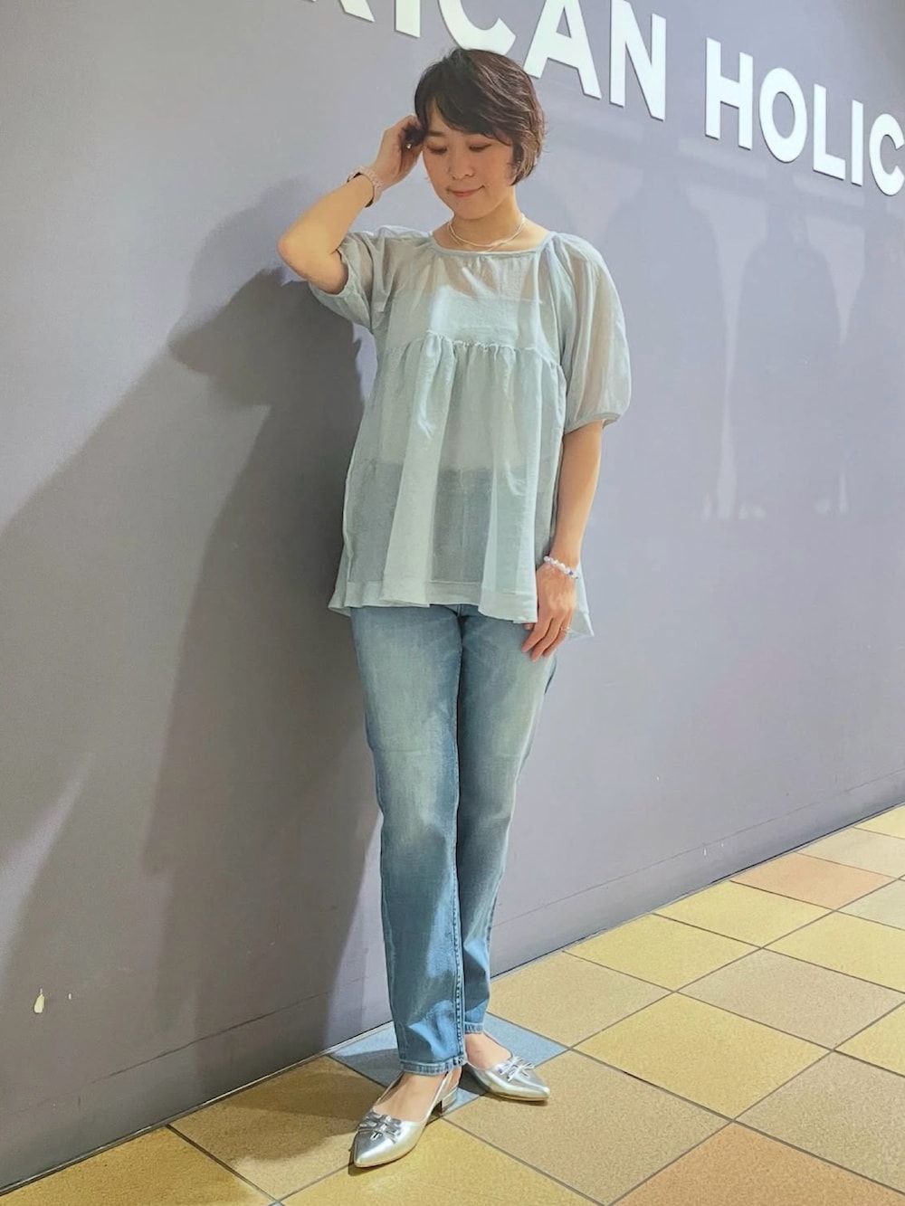 「アメリカンホリック、AMERICAN HOLIC、パフスリーブニット、パフスリーブ、デニムパンツ、テーパードデニム、ミュール、ミュールサンダル、フェミニン×カジュアル、フェミニンコーデ、ブルーコーデ、シルバーサンダル、シルバーアクセサリー、ライトブルー、サックスブルー」｜「AMERICAN HOLICのシアーパフスリーブニットプルオーバー（ニット/セーター、ブルー系）」を使った、ah.susuyuさん（骨格ストレート・レディース・157cm）の夏コーディネートの5枚目の写真